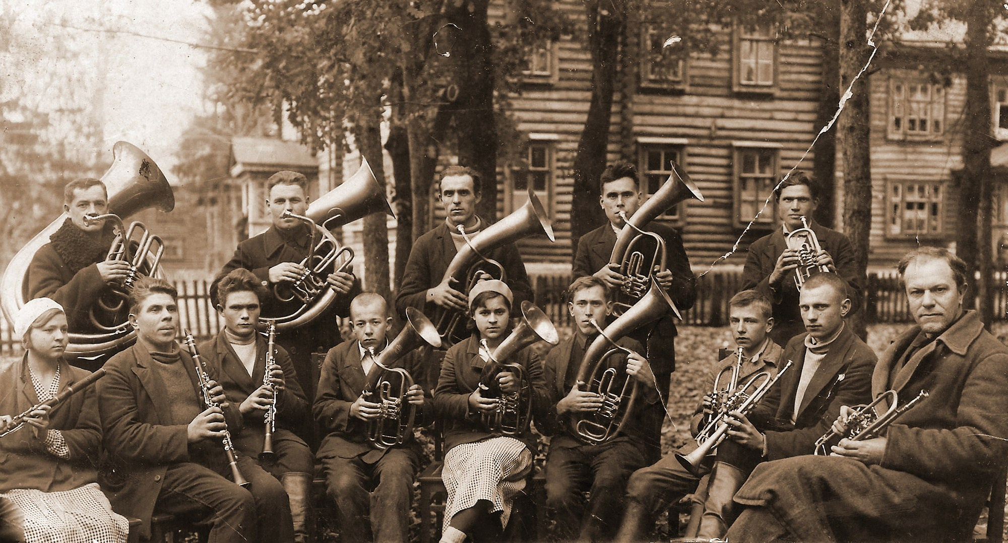 Участники духового оркестра колхоза им. Ленина на фоне коммунарских жилых домов. Фото: из фондов краеведческого музея Кирсановского муниципального округа.
