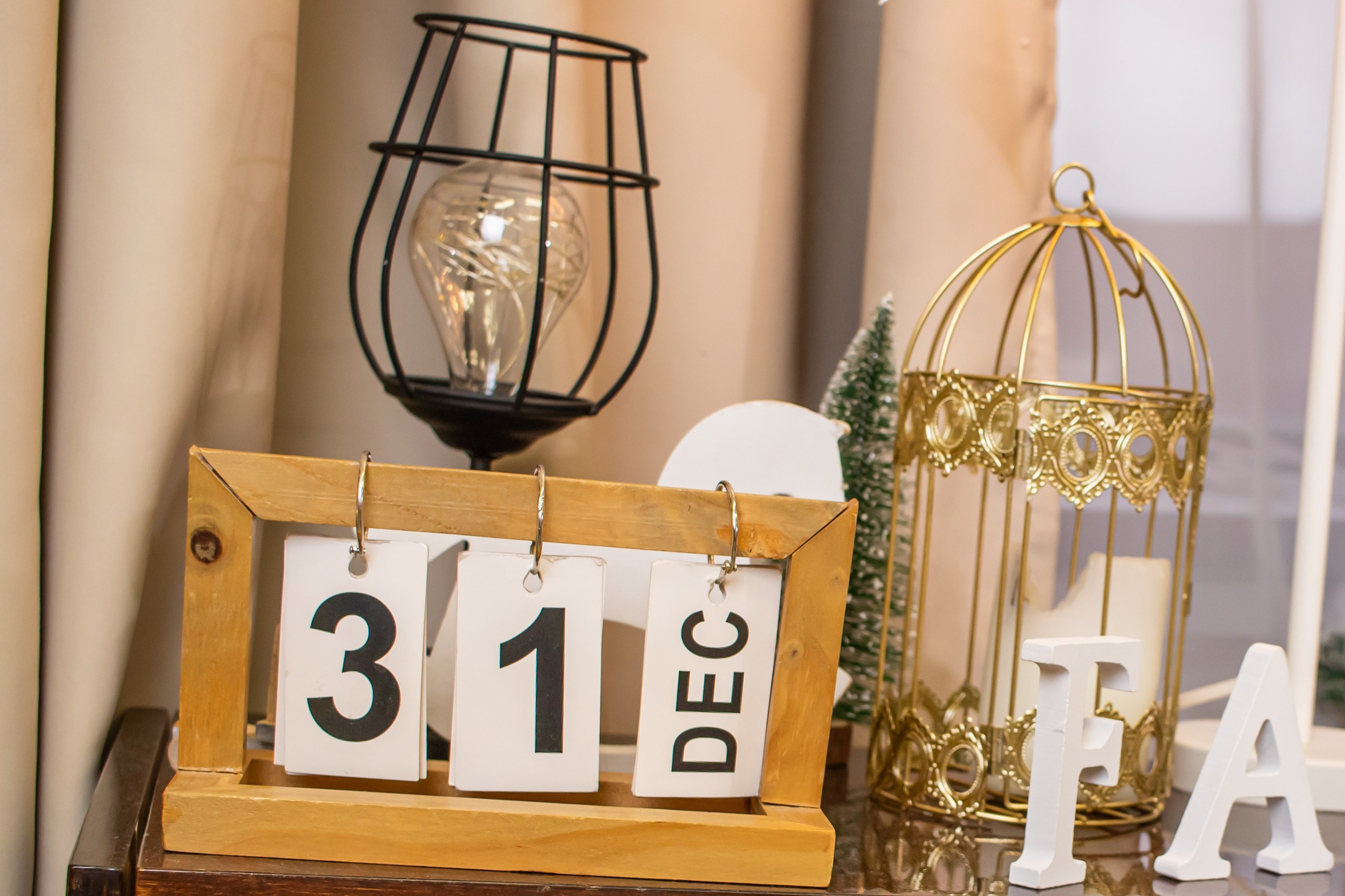 Новогодний интерьерный декор: деревянный календарь, фонарик и рождественские украшения, фотограф Карасёва Елена