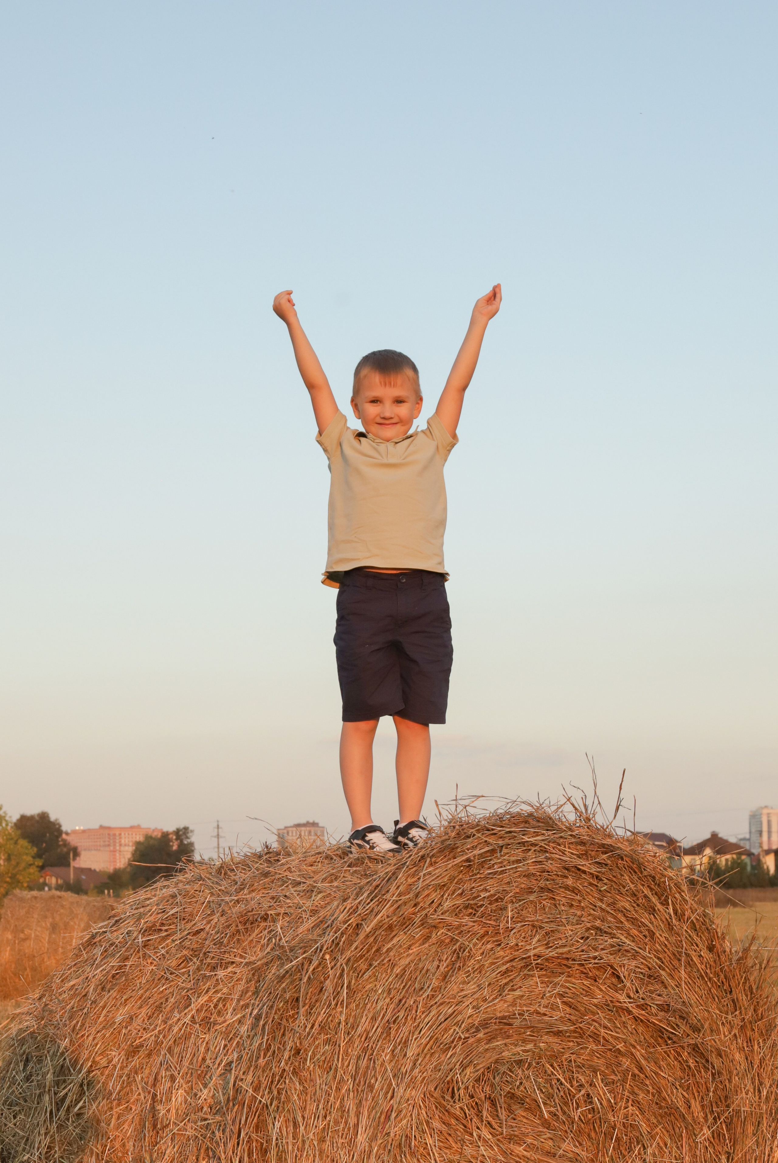 Мама с детьми в поле стога. Диана Николаева — фотограф город Балашиха