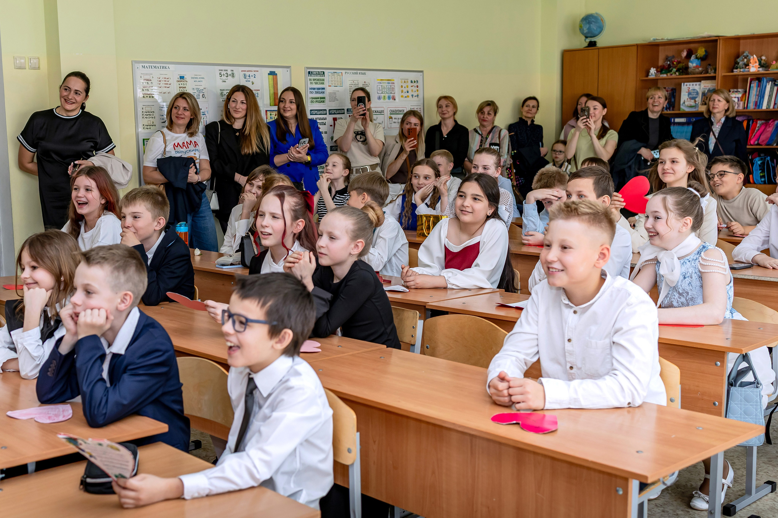 Выпускной в начальной школе в классе. Фотограф и видеограф Москва. Свадебный фотограф, видеограф. Выпускные альбомы. Оживающие альбомы