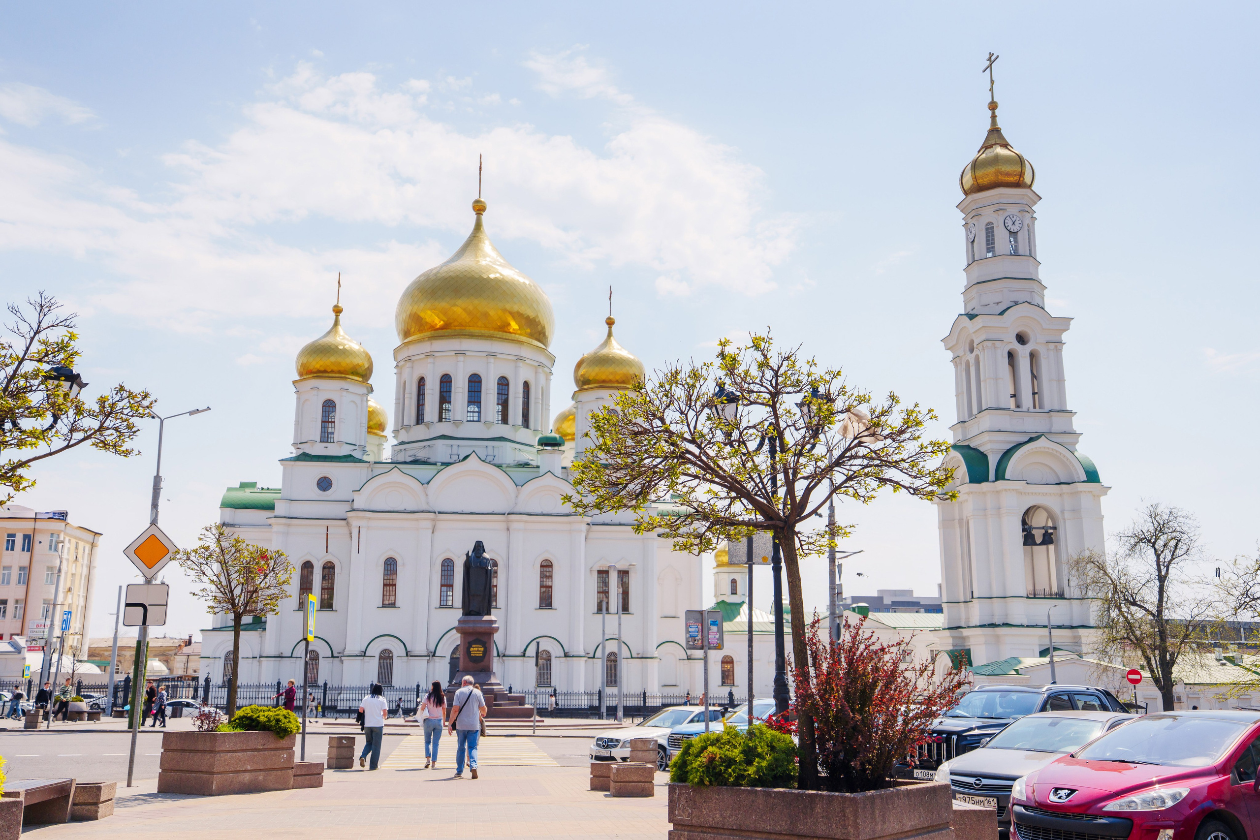 Кафедральный собор Рождества Пресвятой Богородицы в Ростове-на-Дону — один из главных православных храмов города и известная архитектурная достопримечательность юга России. Историческое здание с золотыми куполами и колокольней в центре Ростова-на-Дону 9.05.2026, фотограф Андрей Сайфутдинов