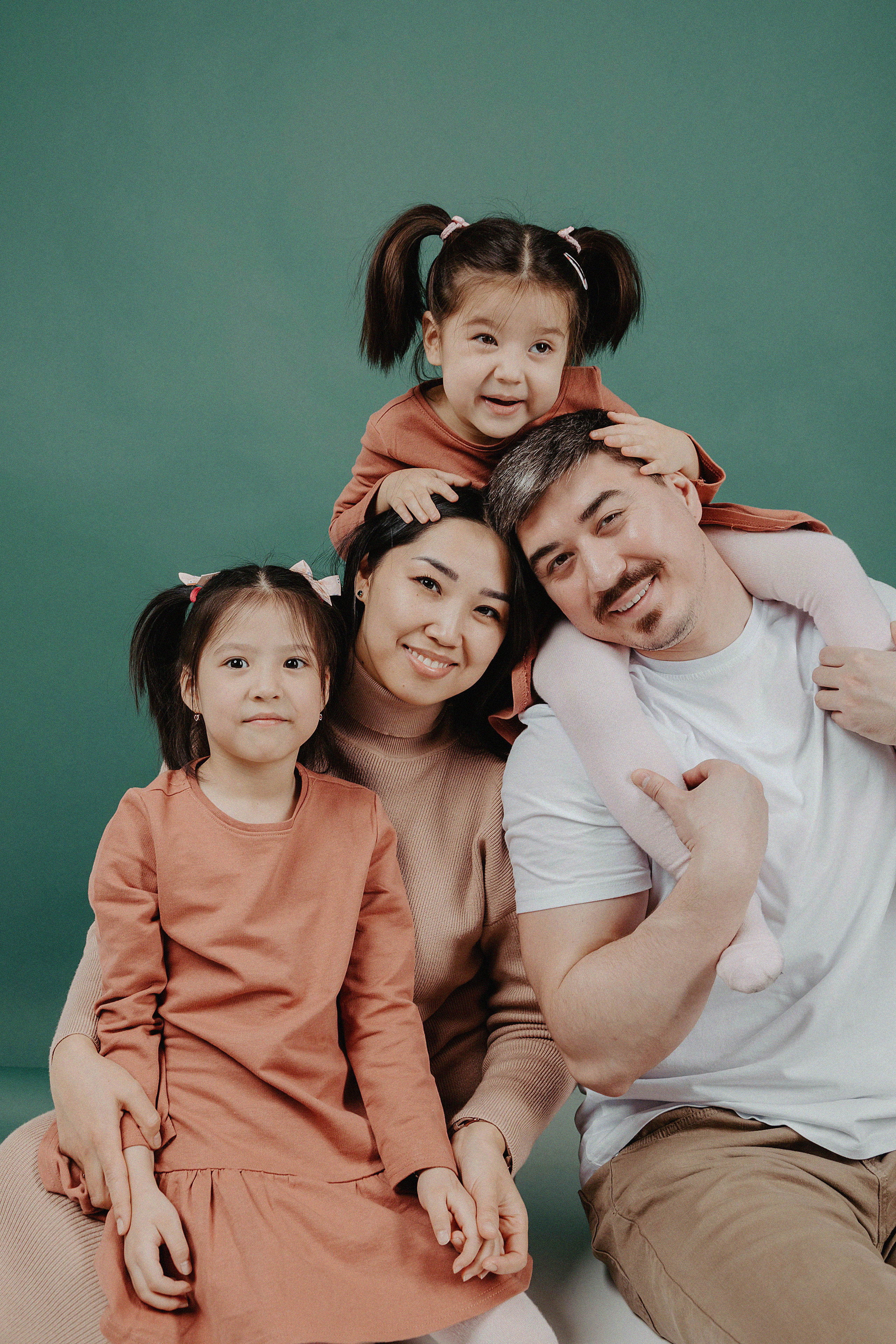 Семейная фотосессия в фотостудии Пространство. Свадебный, семейный и портретный фотограф в Алматы, Костанай