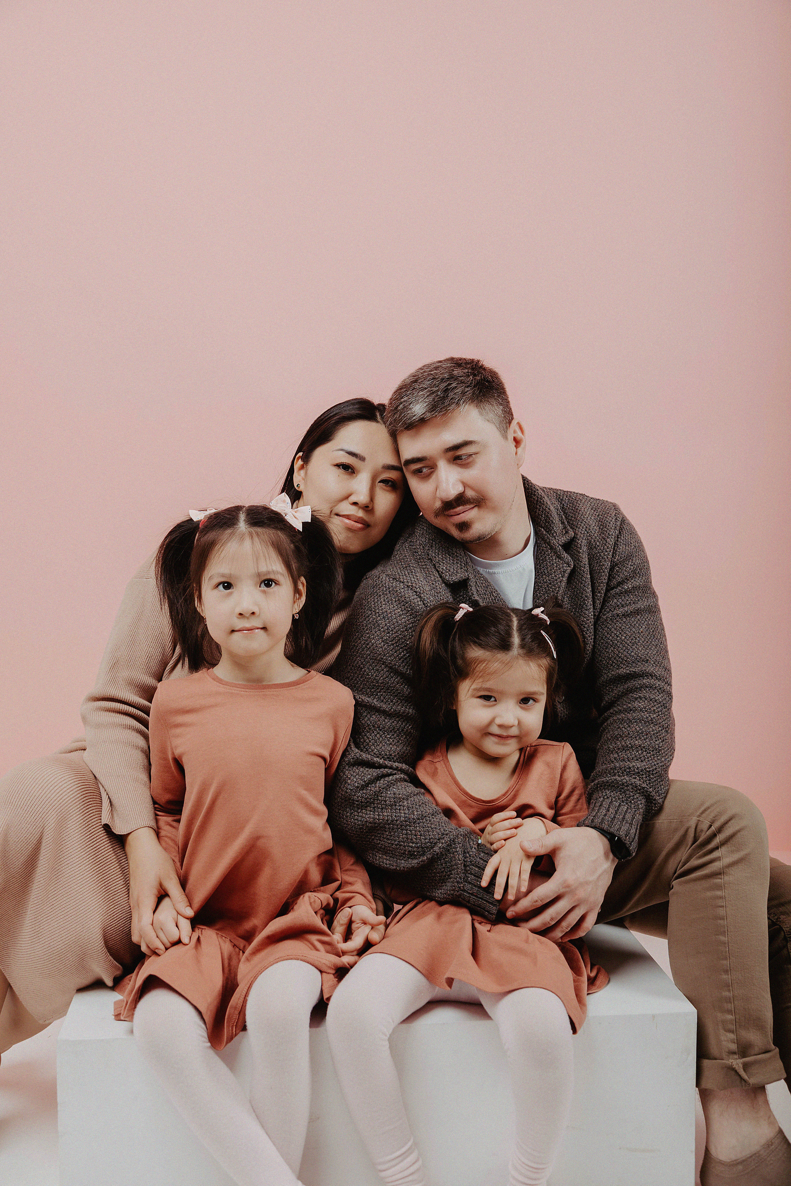 Семейная фотосессия в фотостудии Пространство. Свадебный, семейный и портретный фотограф в Алматы, Костанай