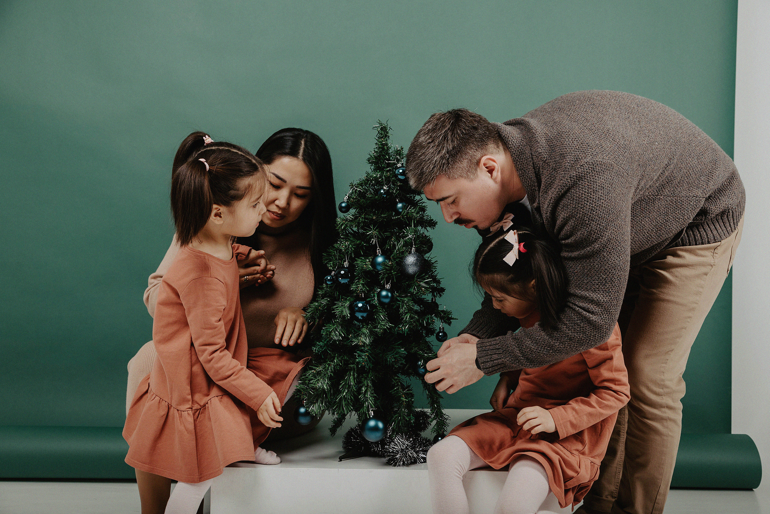 Семейная фотосессия в фотостудии Пространство. Свадебный, семейный и портретный фотограф в Алматы, Костанай