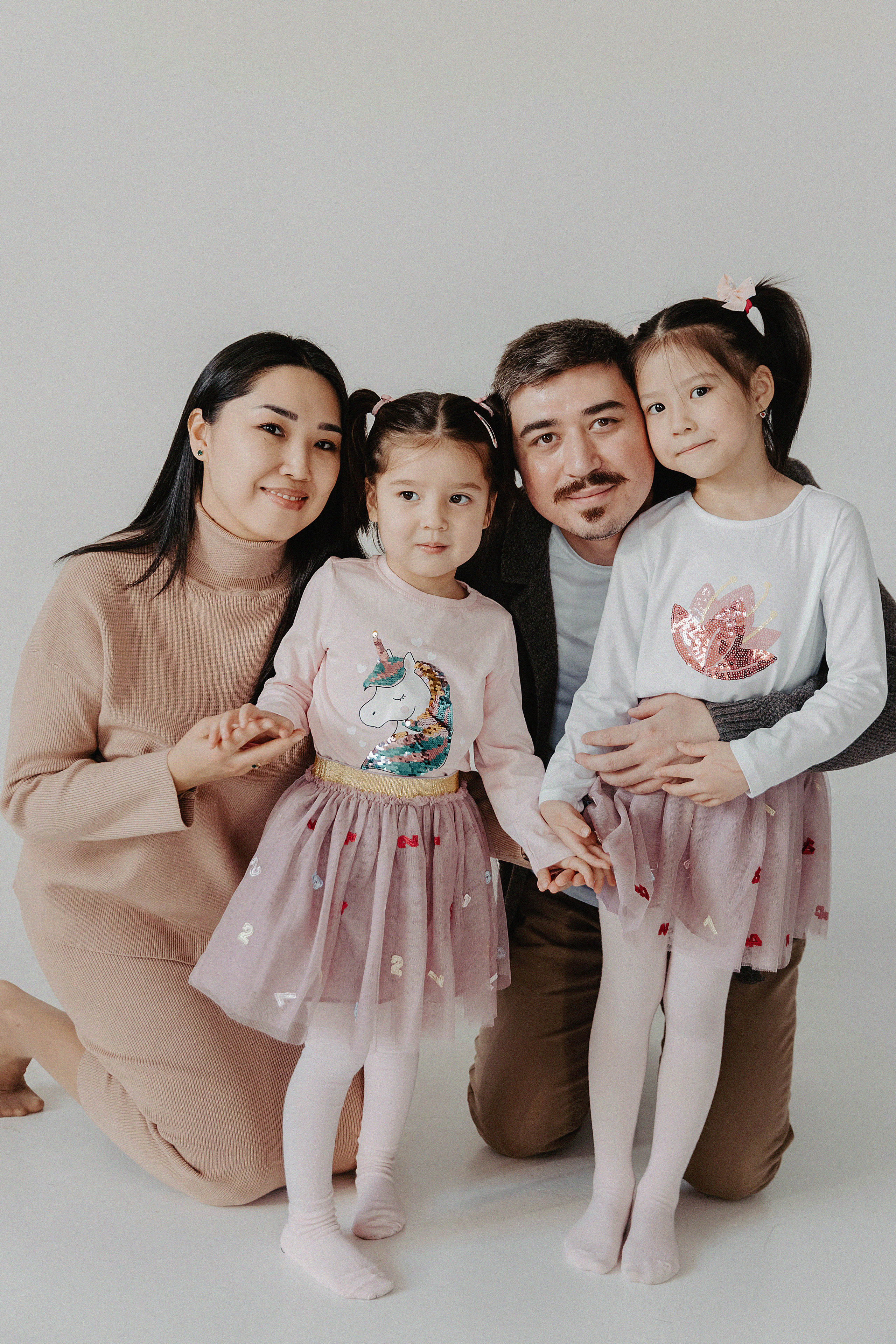 Семейная фотосессия в фотостудии Пространство. Свадебный, семейный и портретный фотограф в Алматы, Костанай