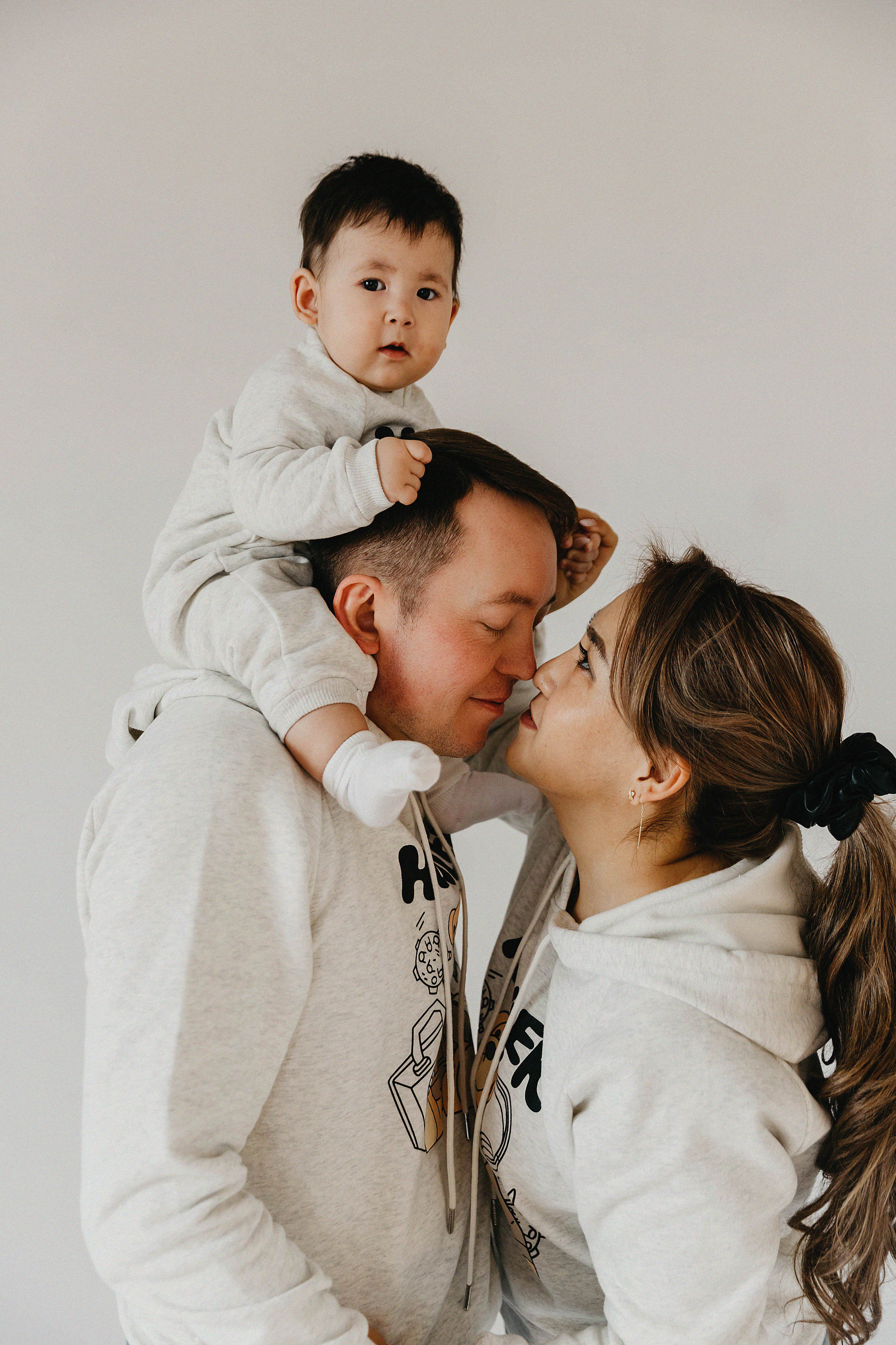 Семейная фотосессия в фотостудии Пространство. Свадебный, семейный и портретный фотограф в Алматы, Костанай