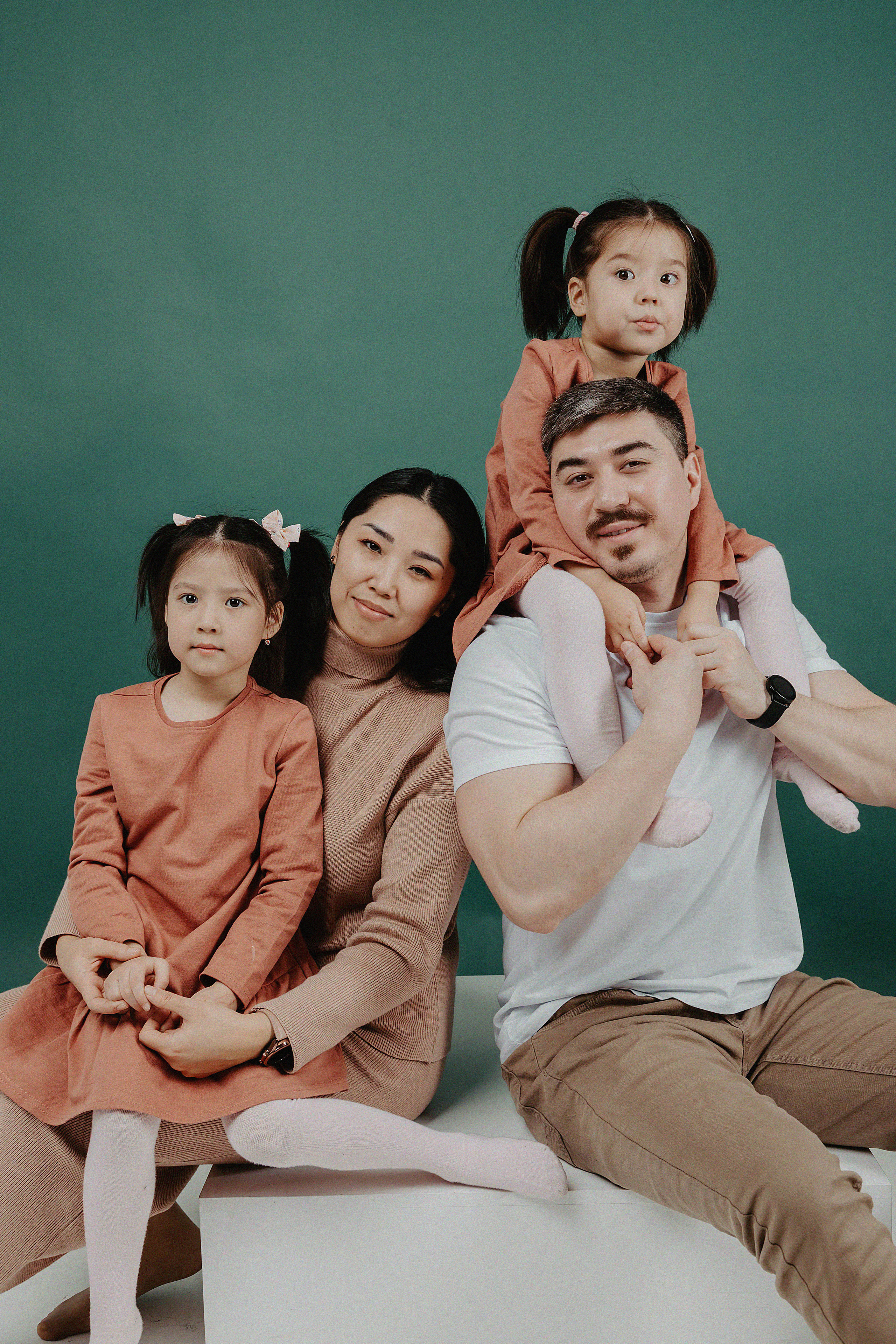 Семейная фотосессия в фотостудии Пространство. Свадебный, семейный и портретный фотограф в Алматы, Костанай