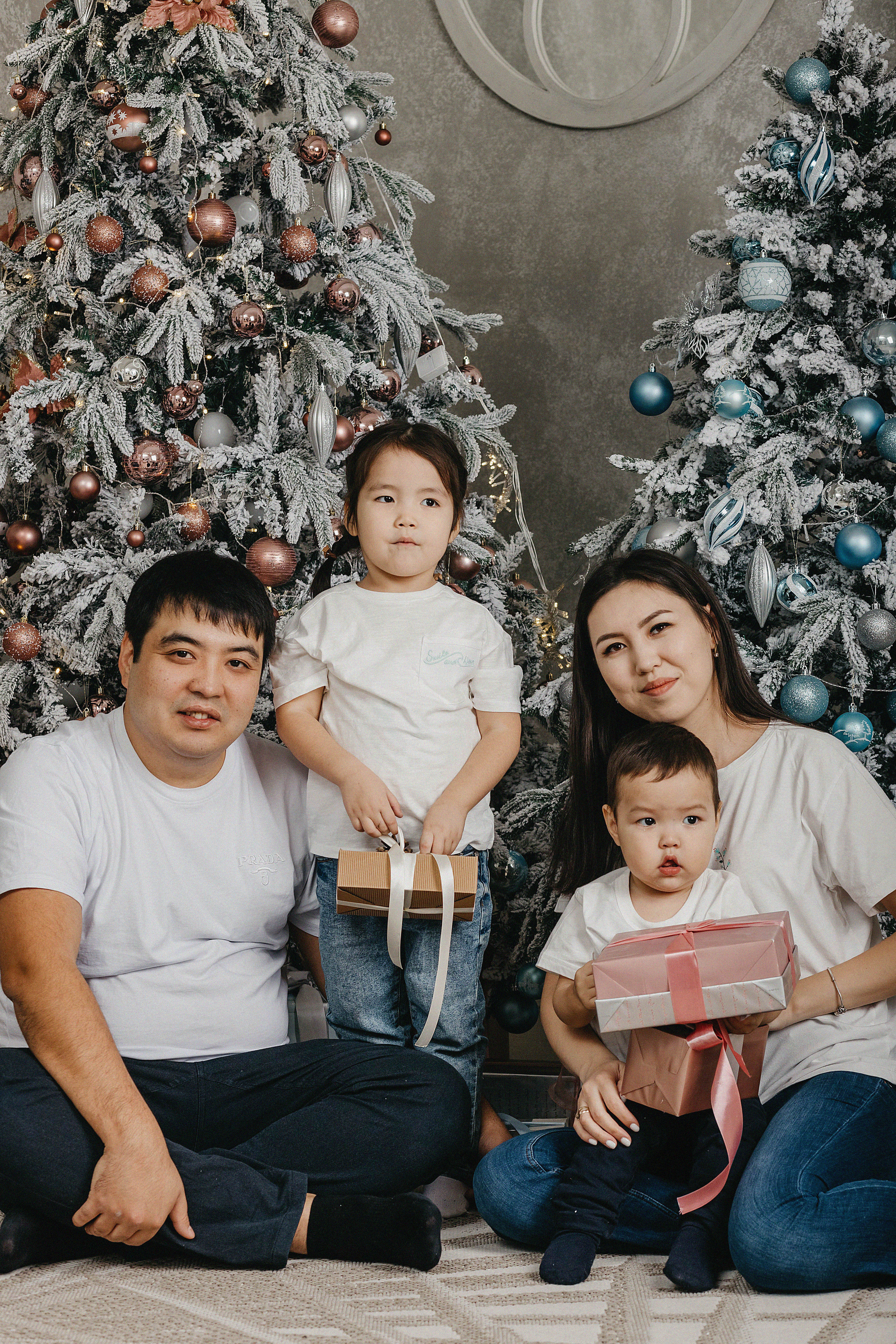 Семейная фотосессия в фотостудии Пространство в зале Аврора. Свадебный, семейный и портретный фотограф в Алматы, Костанай
