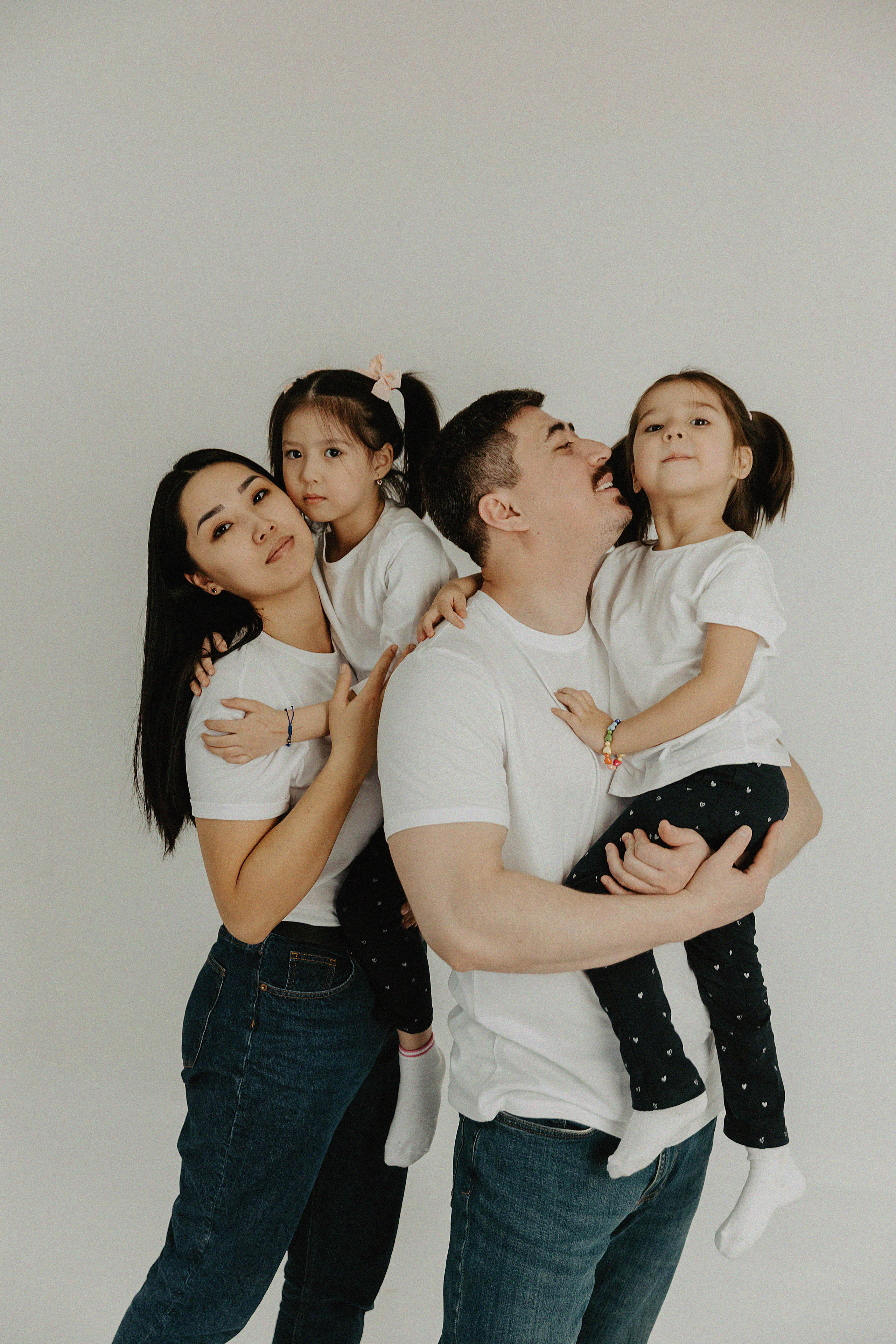 Семейная фотосессия в фотостудии Пространство. Свадебный, семейный и портретный фотограф в Алматы, Костанай