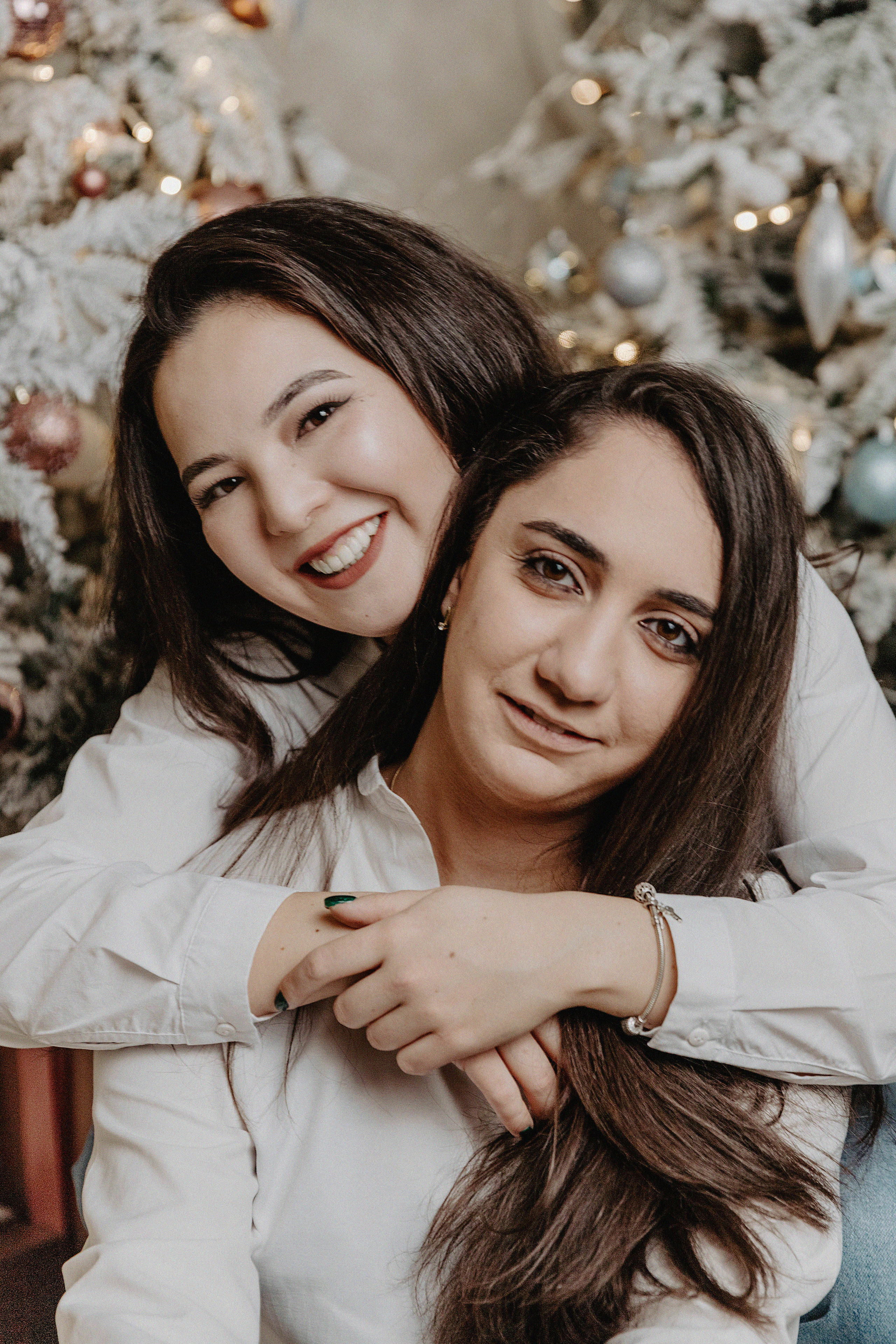 Фотосессия Лязизы и Анны в фотостудии Пространство. Свадебный, семейный и портретный фотограф в Алматы, Костанай