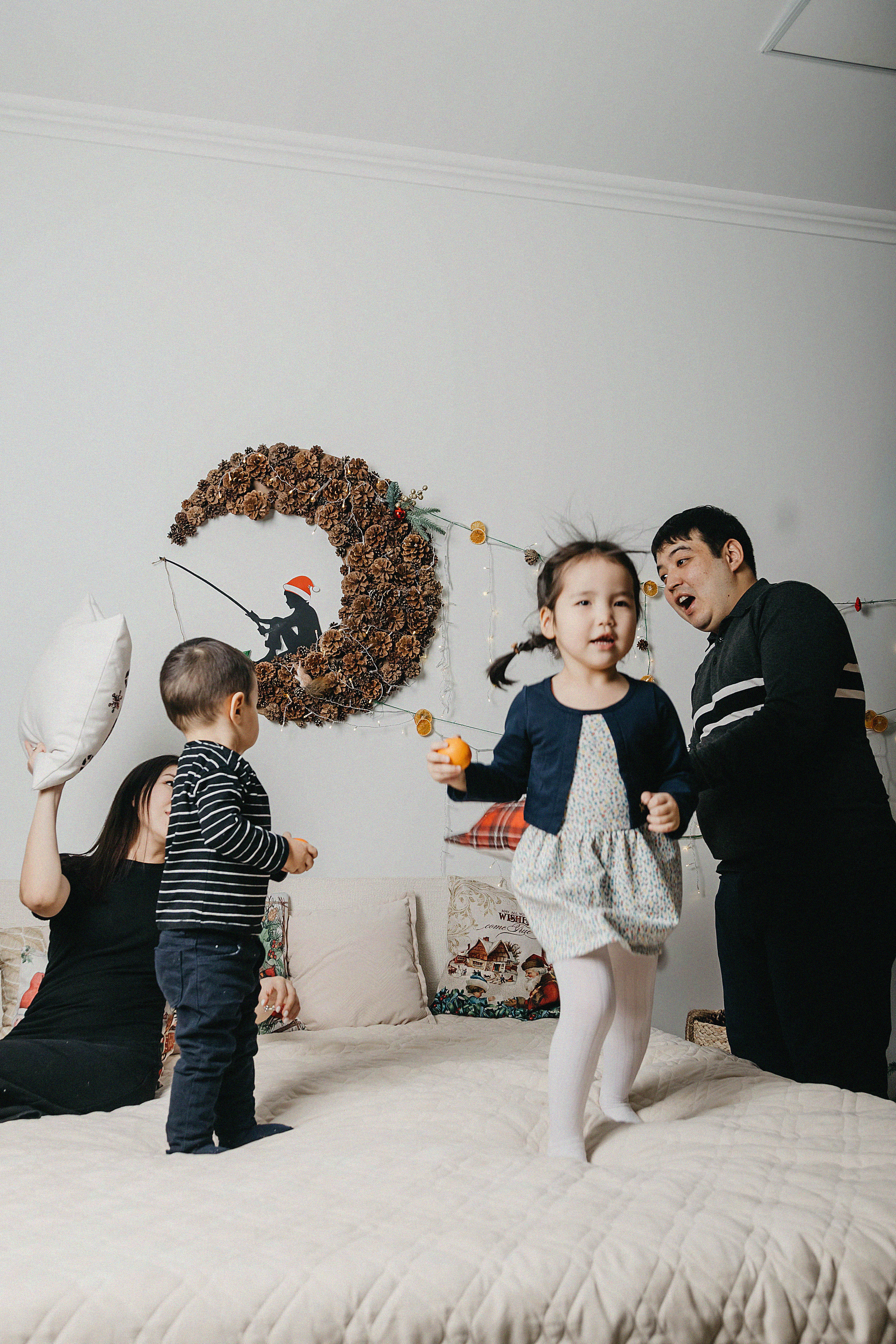 Семейная фотосессия в фотостудии Пространство в зале Аврора. Свадебный, семейный и портретный фотограф в Алматы, Костанай