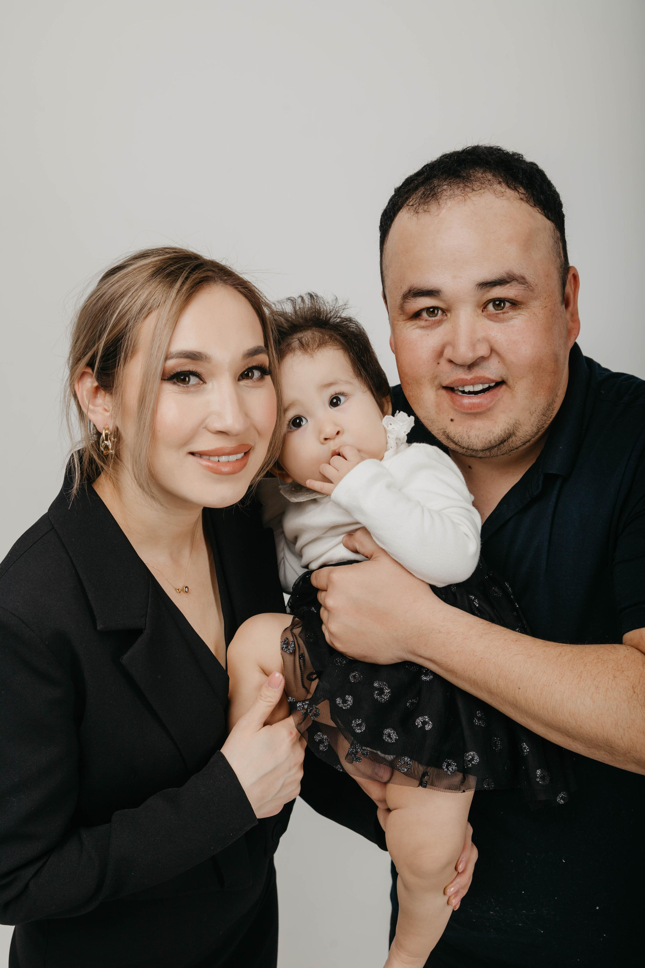 Семейная фотосессия Нурзата, Айшы и прицессы Айганым. Свадебный, семейный и портретный фотограф в Алматы, Костанай