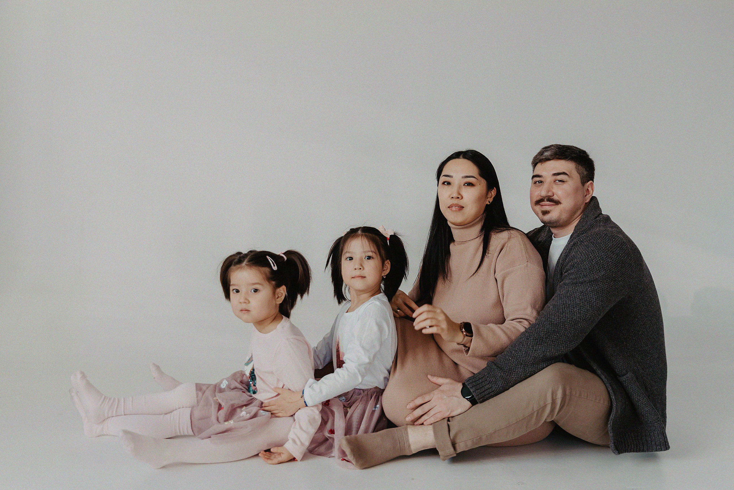 Семейная фотосессия в фотостудии Пространство. Свадебный, семейный и портретный фотограф в Алматы, Костанай