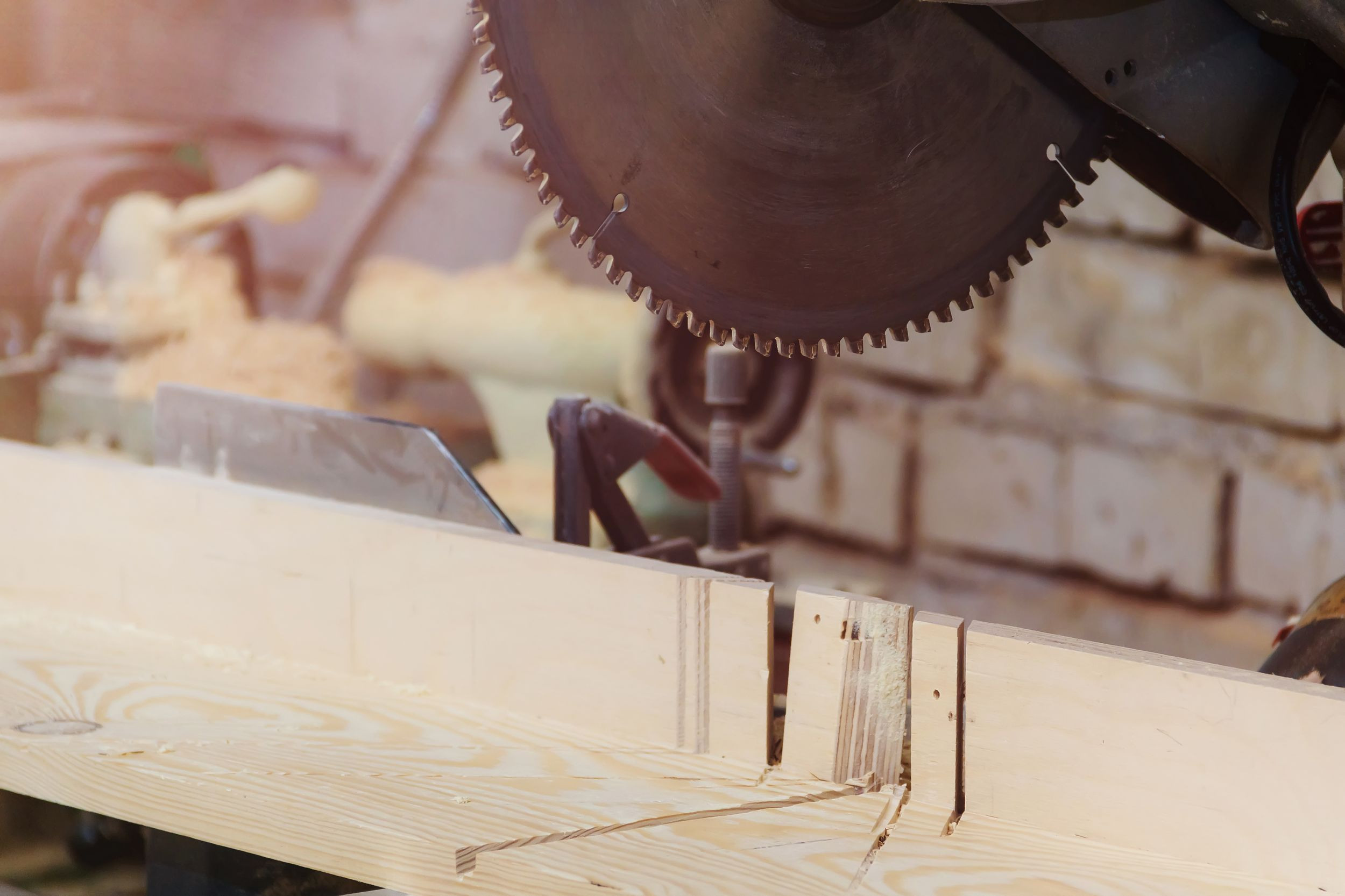 В столярной мастерской. Свадебный и семейный фотограф в Томске Максим Бейков