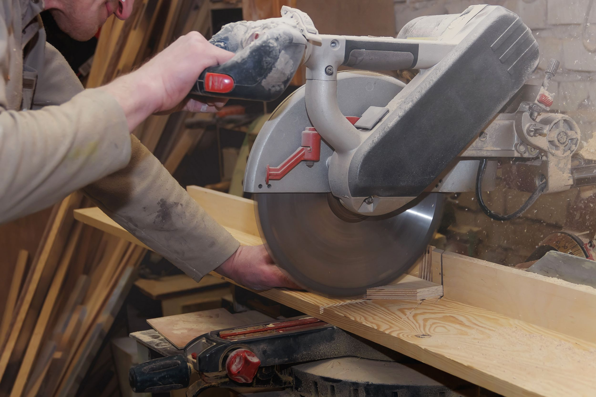 В столярной мастерской. Свадебный и семейный фотограф в Томске Максим Бейков