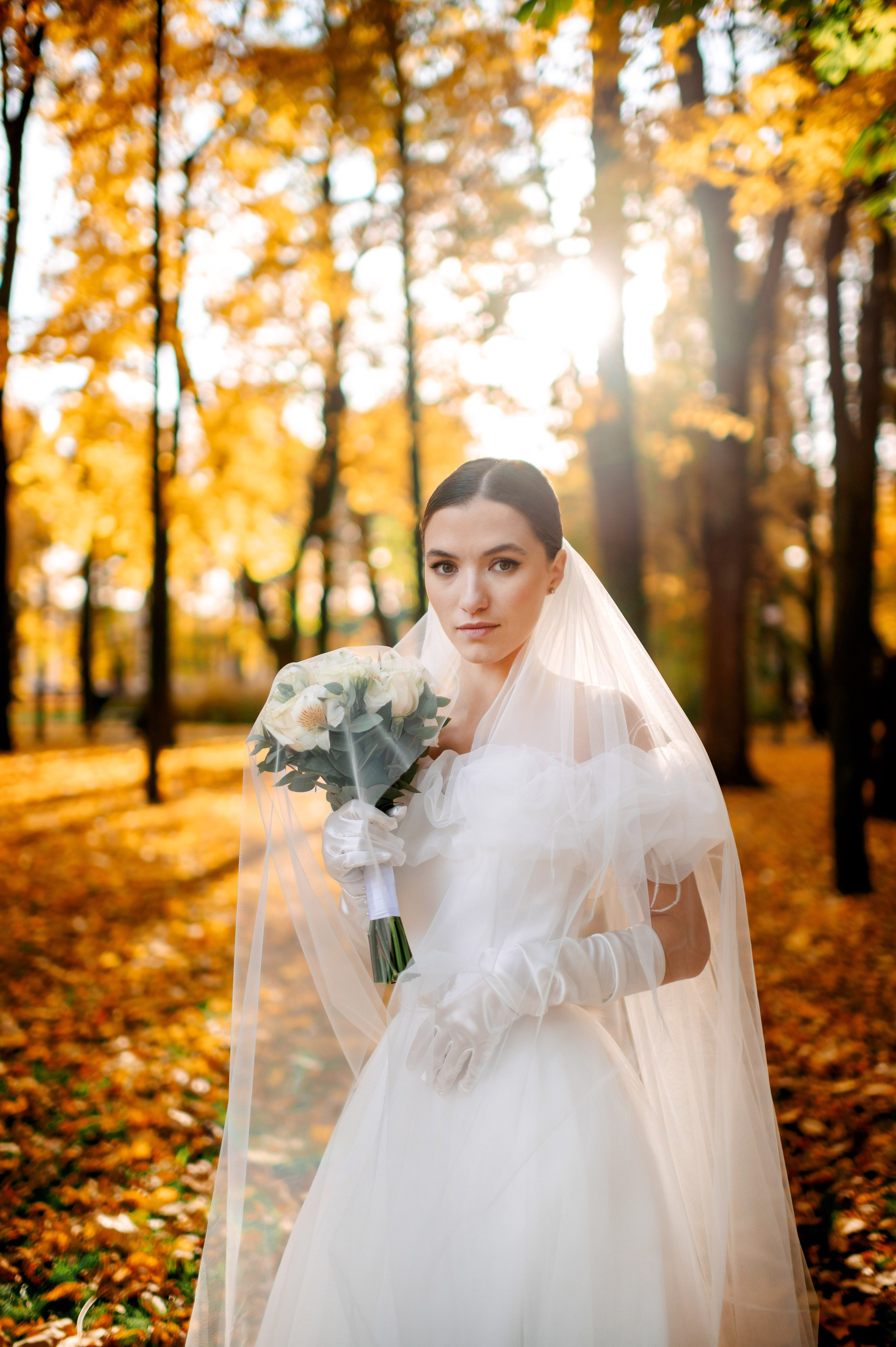 Осенняя великолепная свадебная прогулка жениха и невесты в октябре в Санкт-Петербурге в Михайловском парке и у Атлантов на Миллионной улице. Портретный, семейный и свадебный фотограф в Санкт-Петербурге и в Пушкине Ширяев Денис