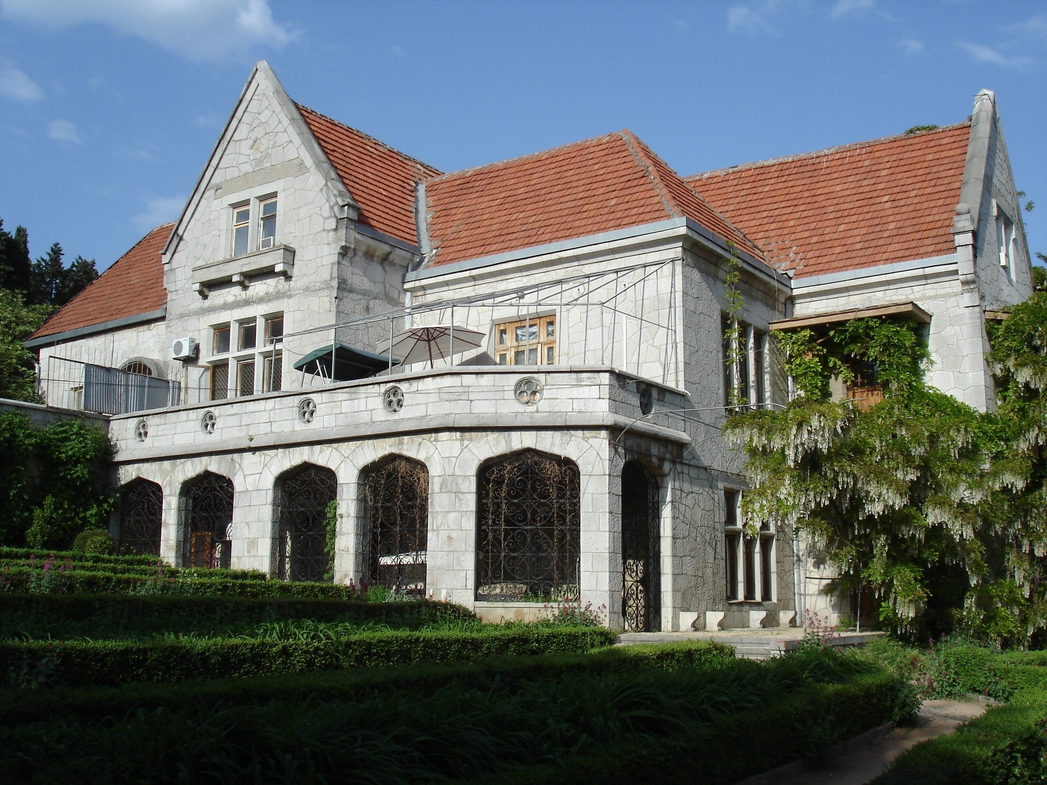 Локации для фотосессии в Ялте. Профессиональная фотосъемка в Крыму. Натуральные эмоции и живые кадры. Забронируйте дату прямо сейчас!