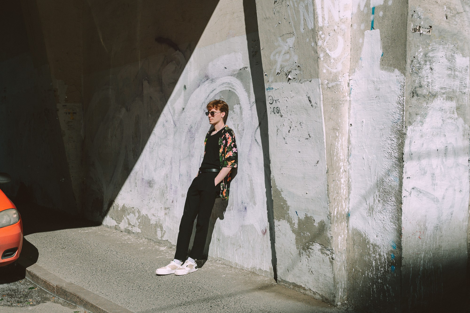 Стрит-фотосессия в Тюмени — Surf Coffee, Бар Двор. Портретный фотограф Тюмень Дарья Мустафина