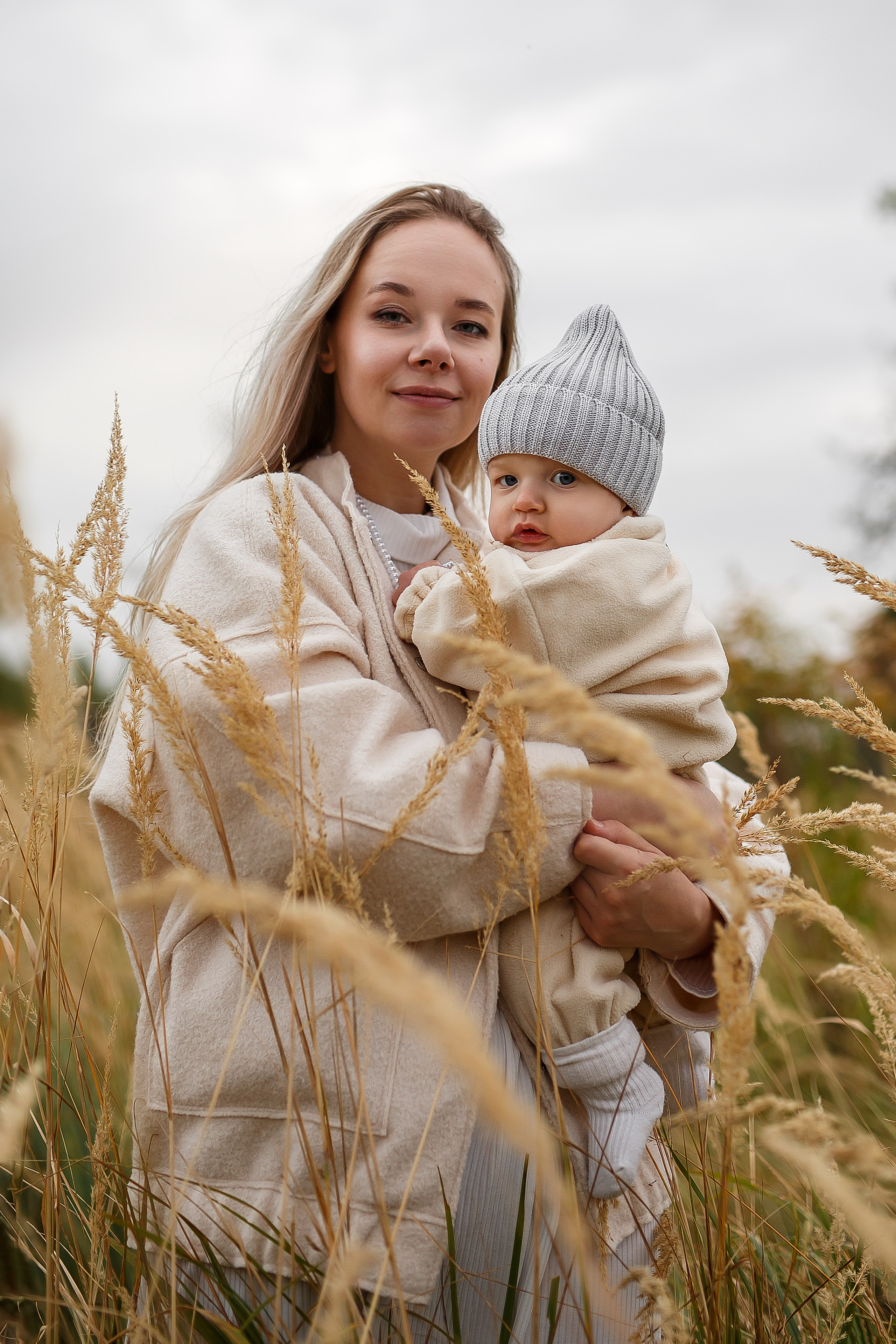 Мама и малыш, сад Свенского монастыря. Семейный фотограф в Брянске Александра Щербакова