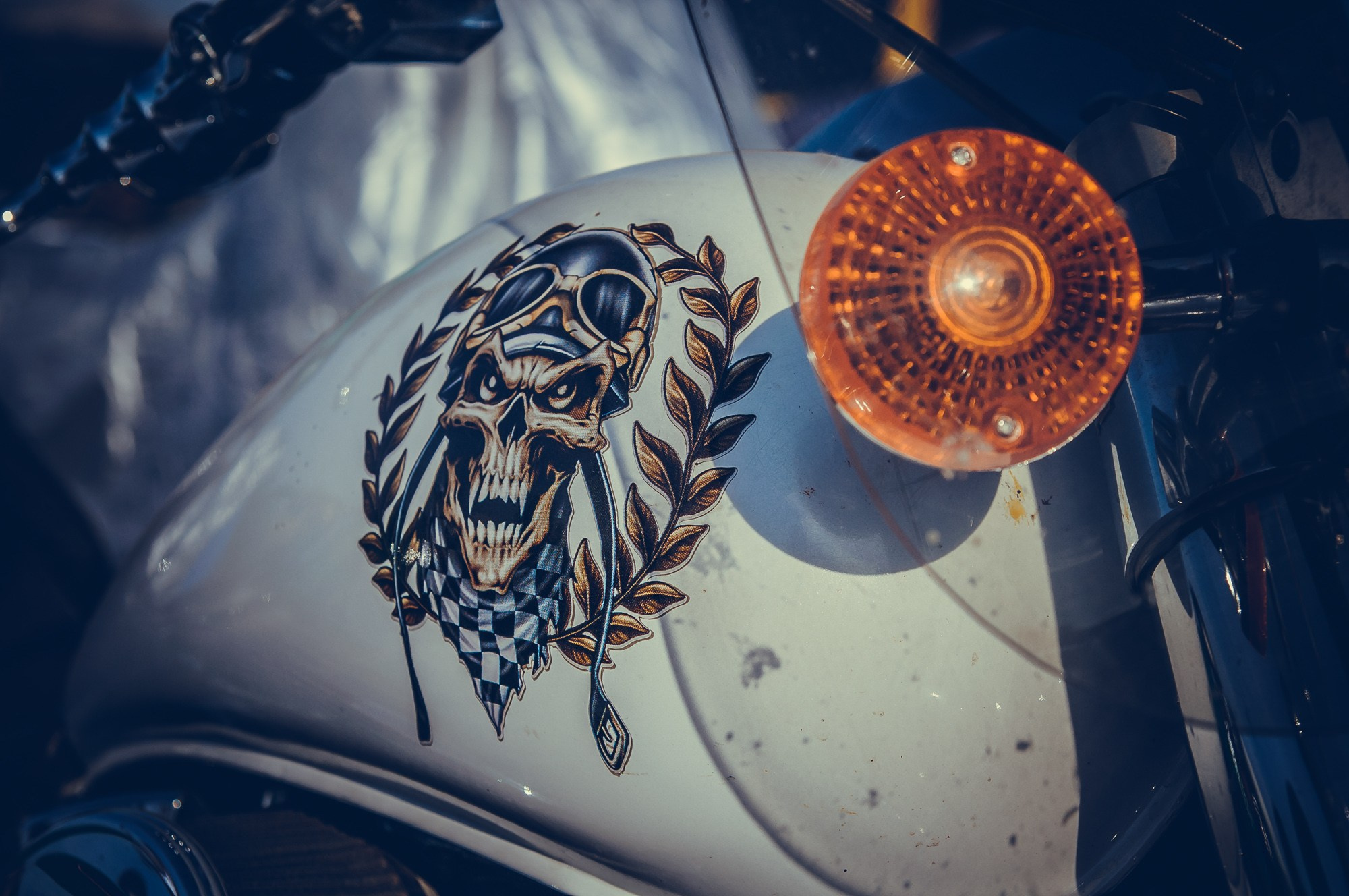 Череп, нарисованный на бензобаке мотоцикла