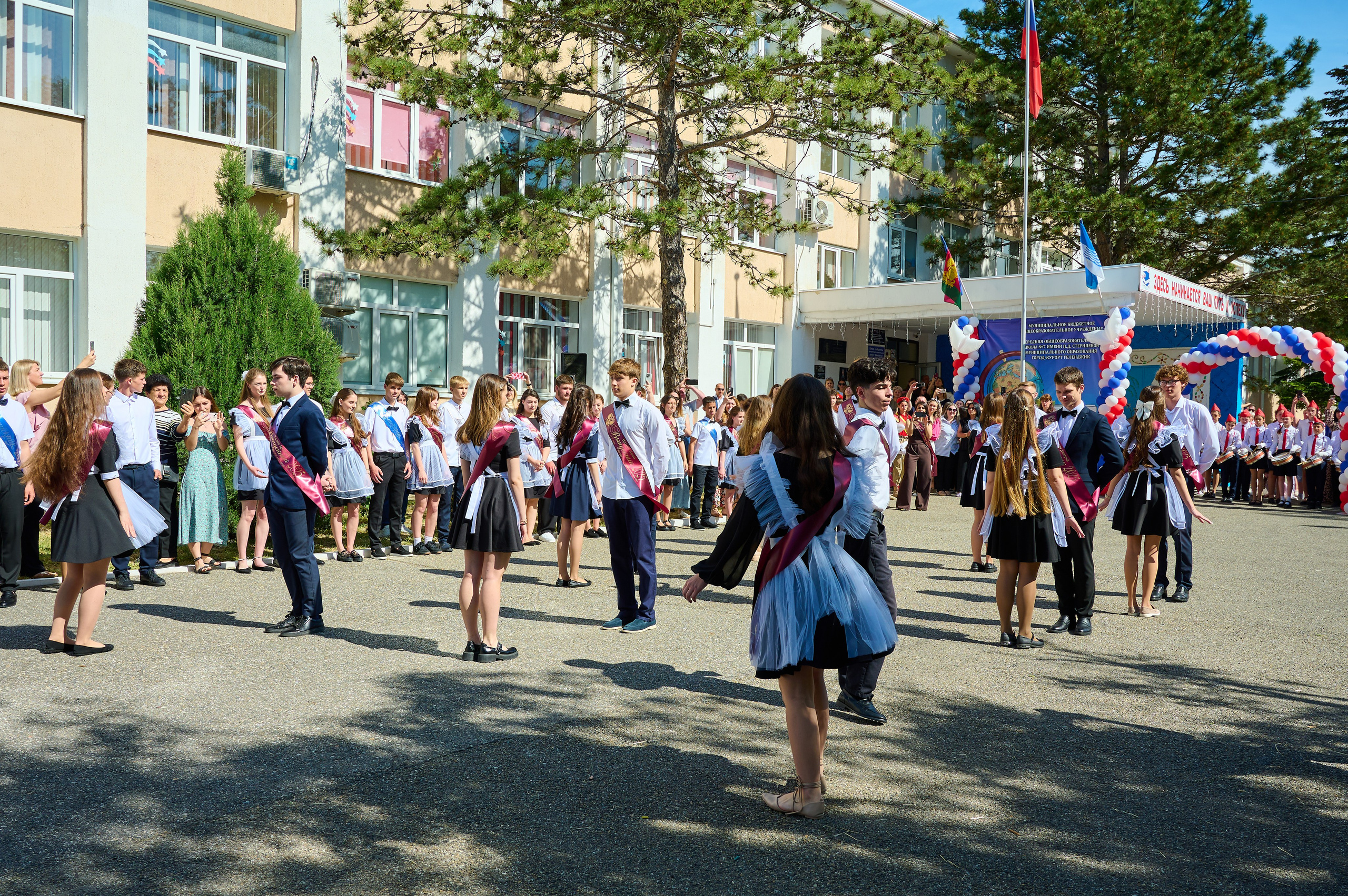 Последний звонок 2025. Жизнь курорта Кабардинка в фотографиях
