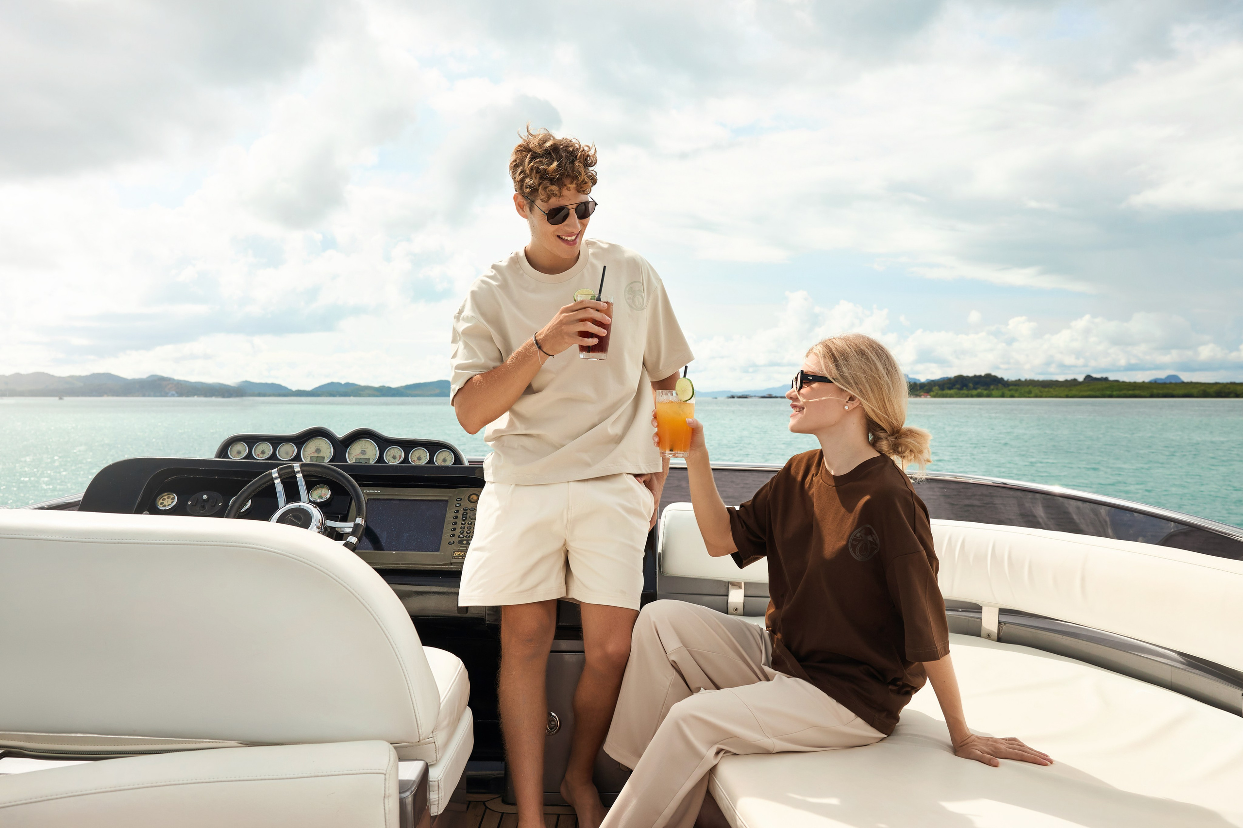 Брендовая фотосессия на катамаране у берегов Пхукета — роскошь, стиль и море. Фотограф на Пхукете в Таиланде