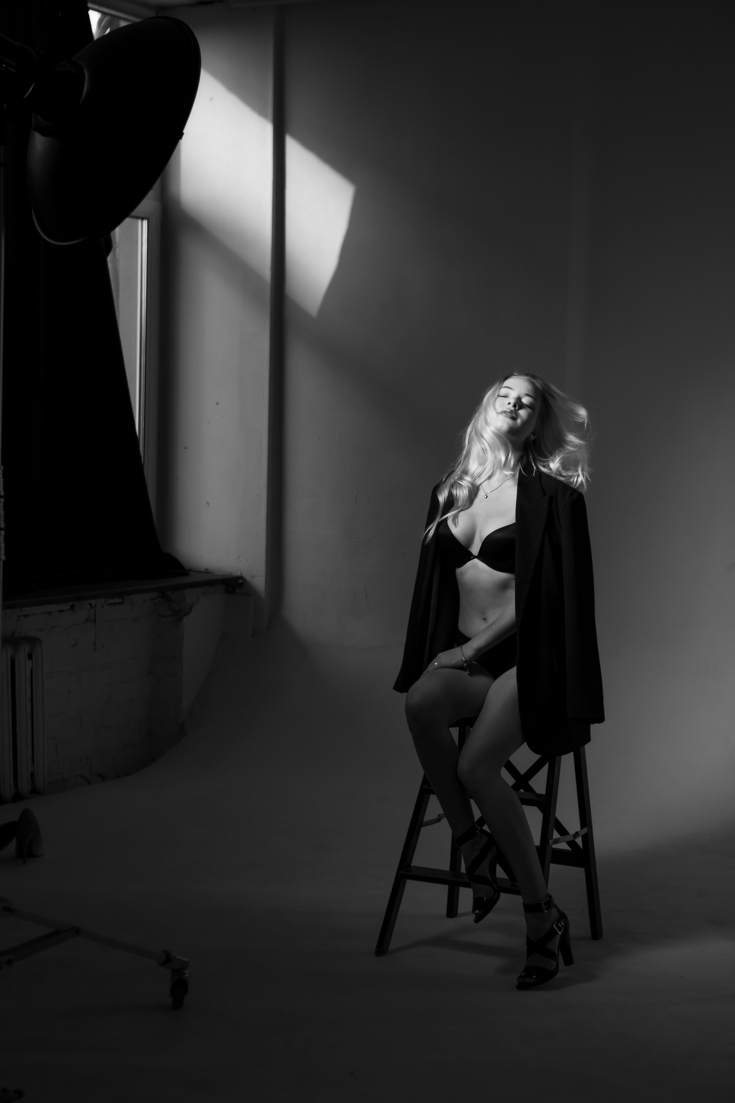 Девушка в черном жакете и коротком платье, пиджаке в студии, черно-белое фото, профессиональная фотосессия на циклораме на белом, черном фоне. Фотограф в Москве. Женский портрет на белом фоне.Женский портрет на черном фоне. Черно-белая фотография. Фотосессия чб.
