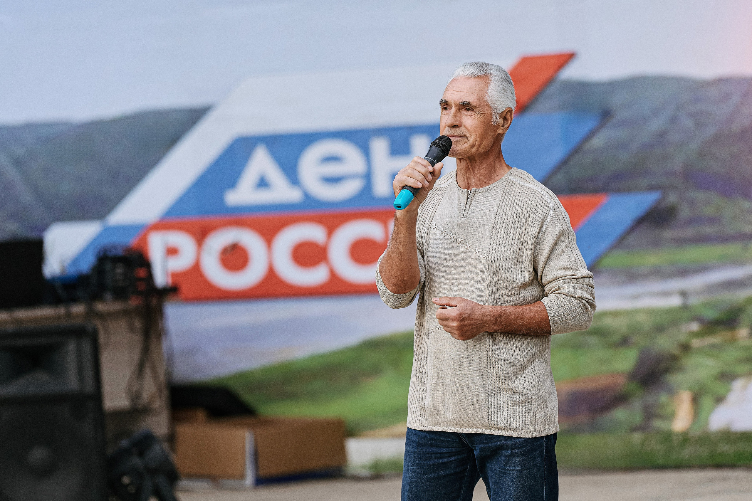 Фотосъёмка седовласого мужчины-вокалиста в сквере "Молодёжный" в Будёновке
