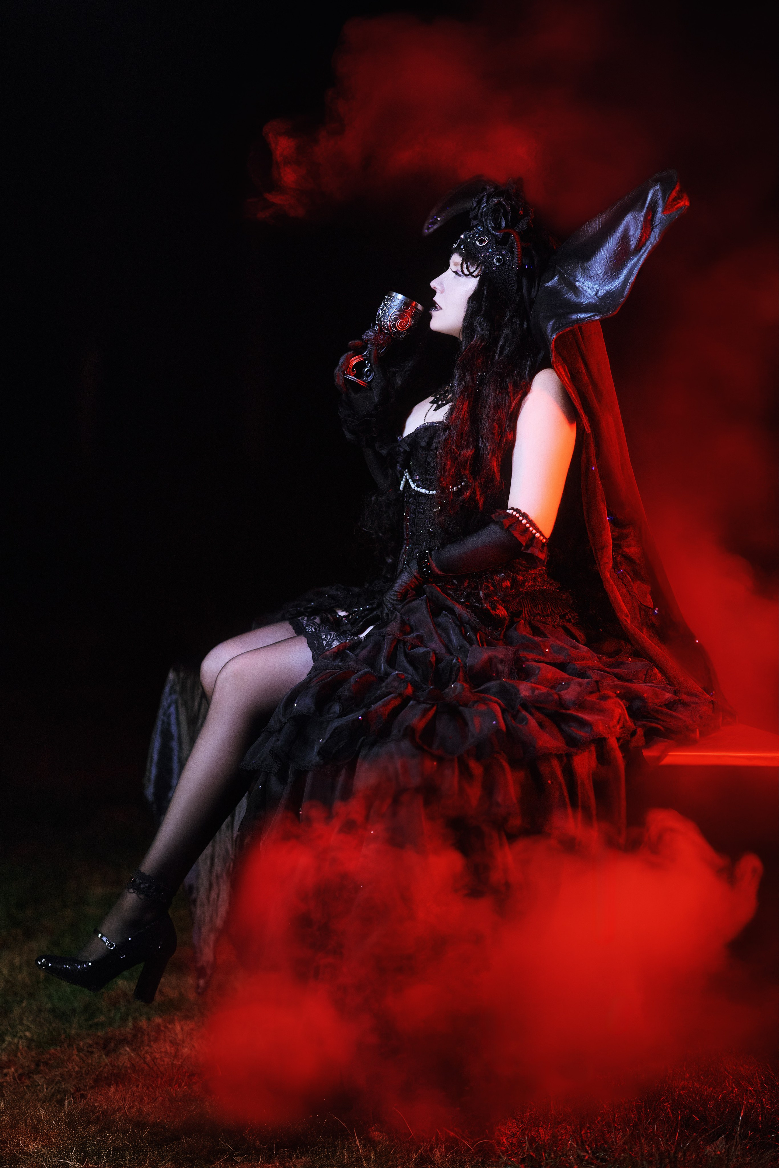 Ночная косплей фотосессия в Находке с цветным дымом и красной LED подсветкой