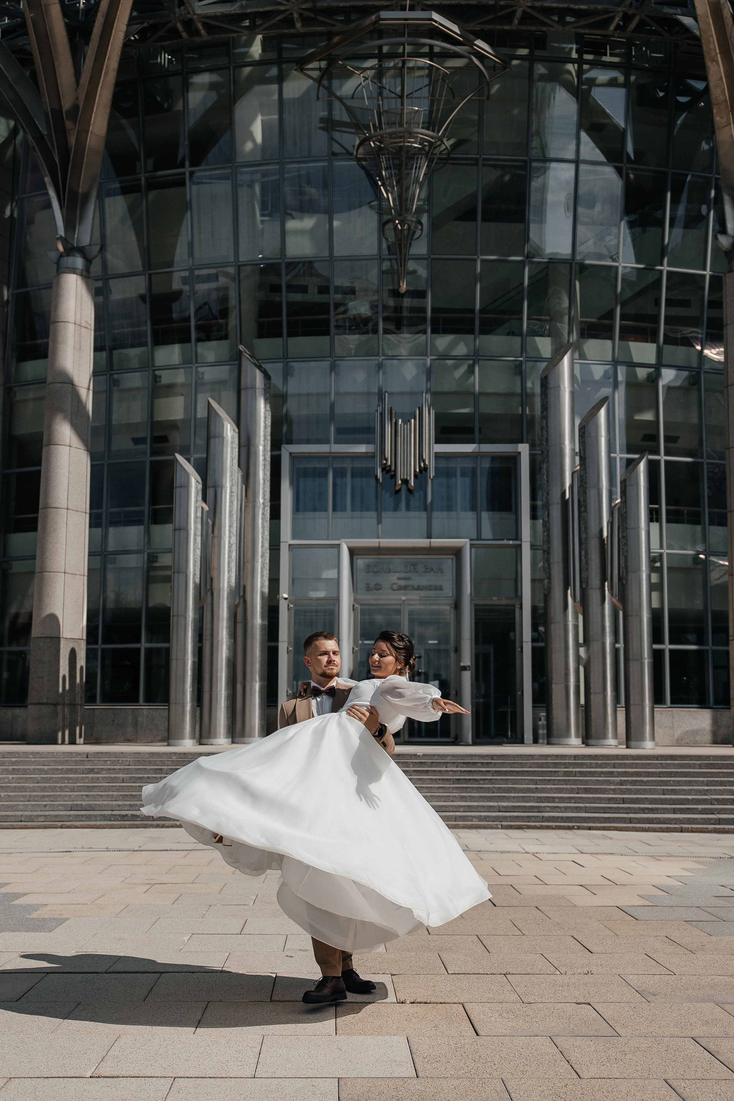 Свадебная фотосессия у Дома Музыки. Свадебный фотограф в Москве Дарья Олендарёва