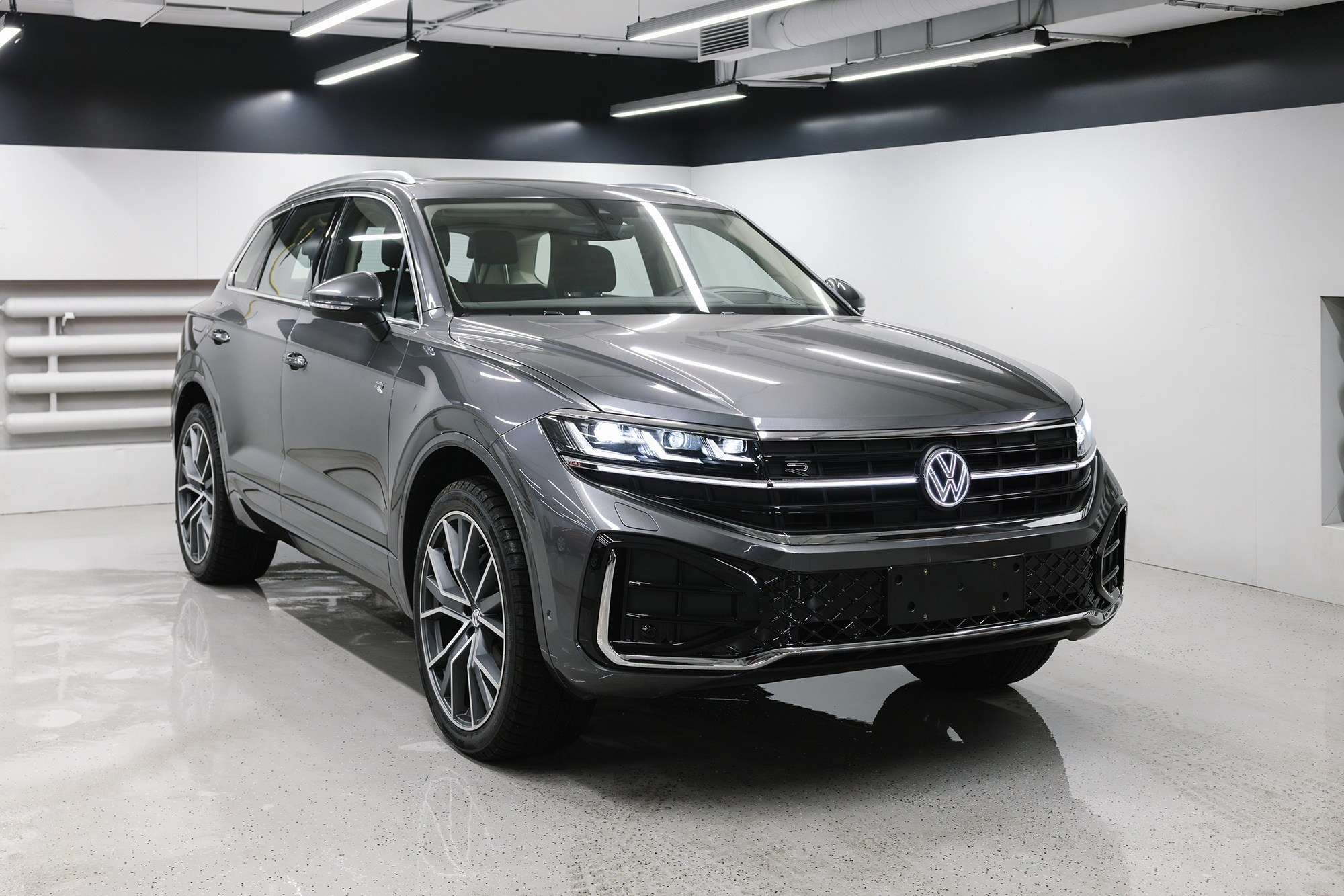 Volkswagen Touareg R-Line 2.0 TSI AT (265 л. с.). Автосалон «Х-Авто»