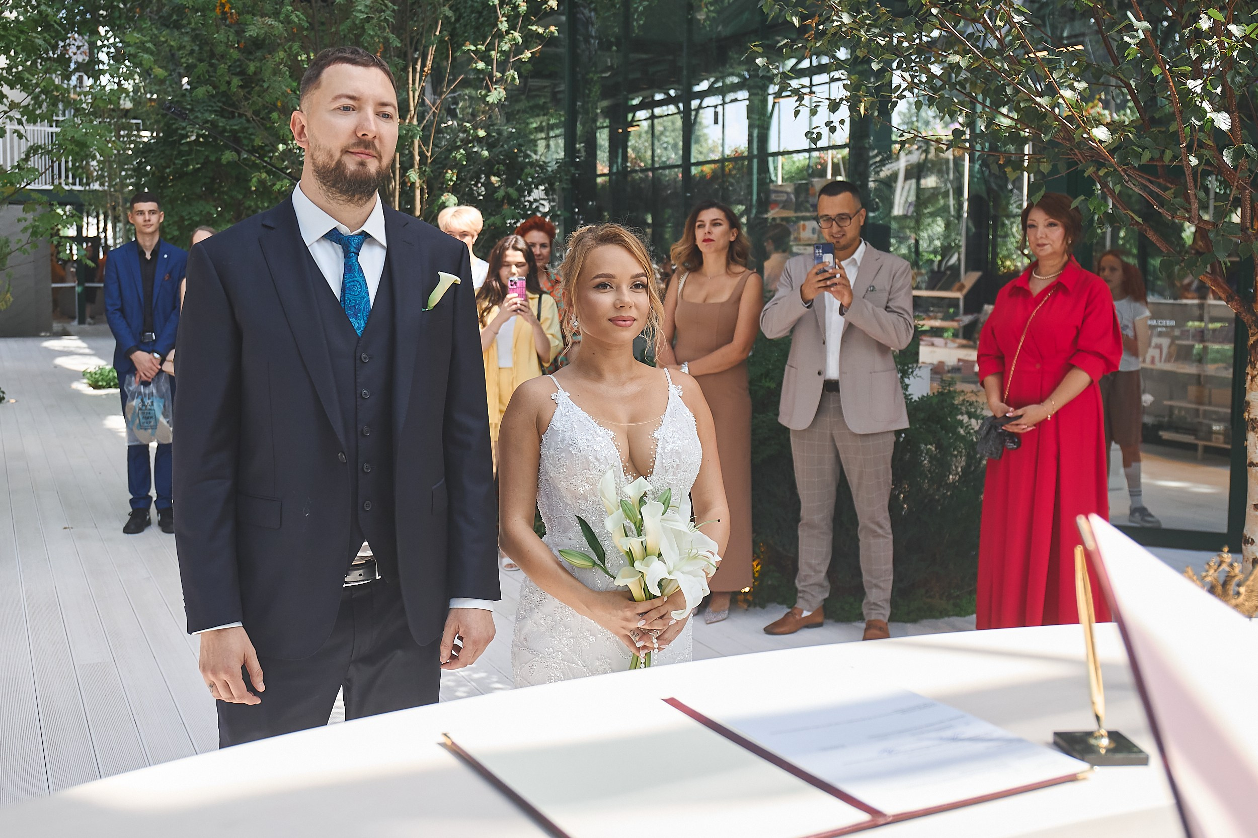 Свадебная пара на регистрации брака в ЗАГСе