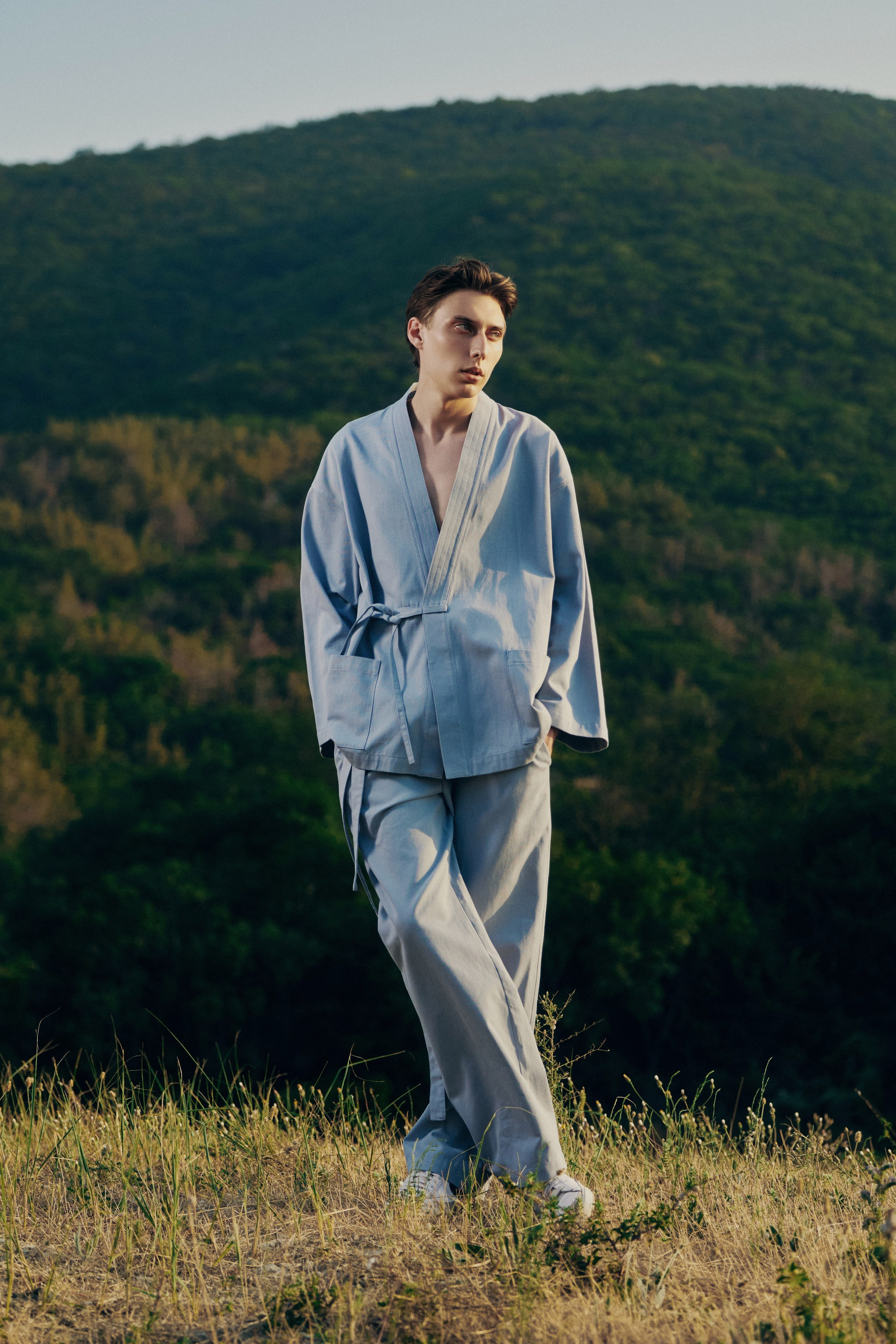 Мужской летний портрет на закате в полный рост