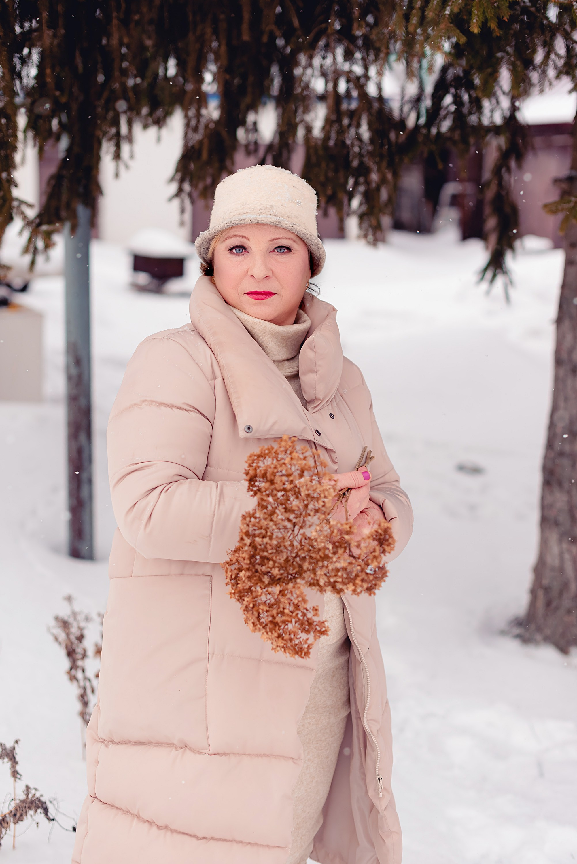 Зимняя фотосессия для женщины в платке.