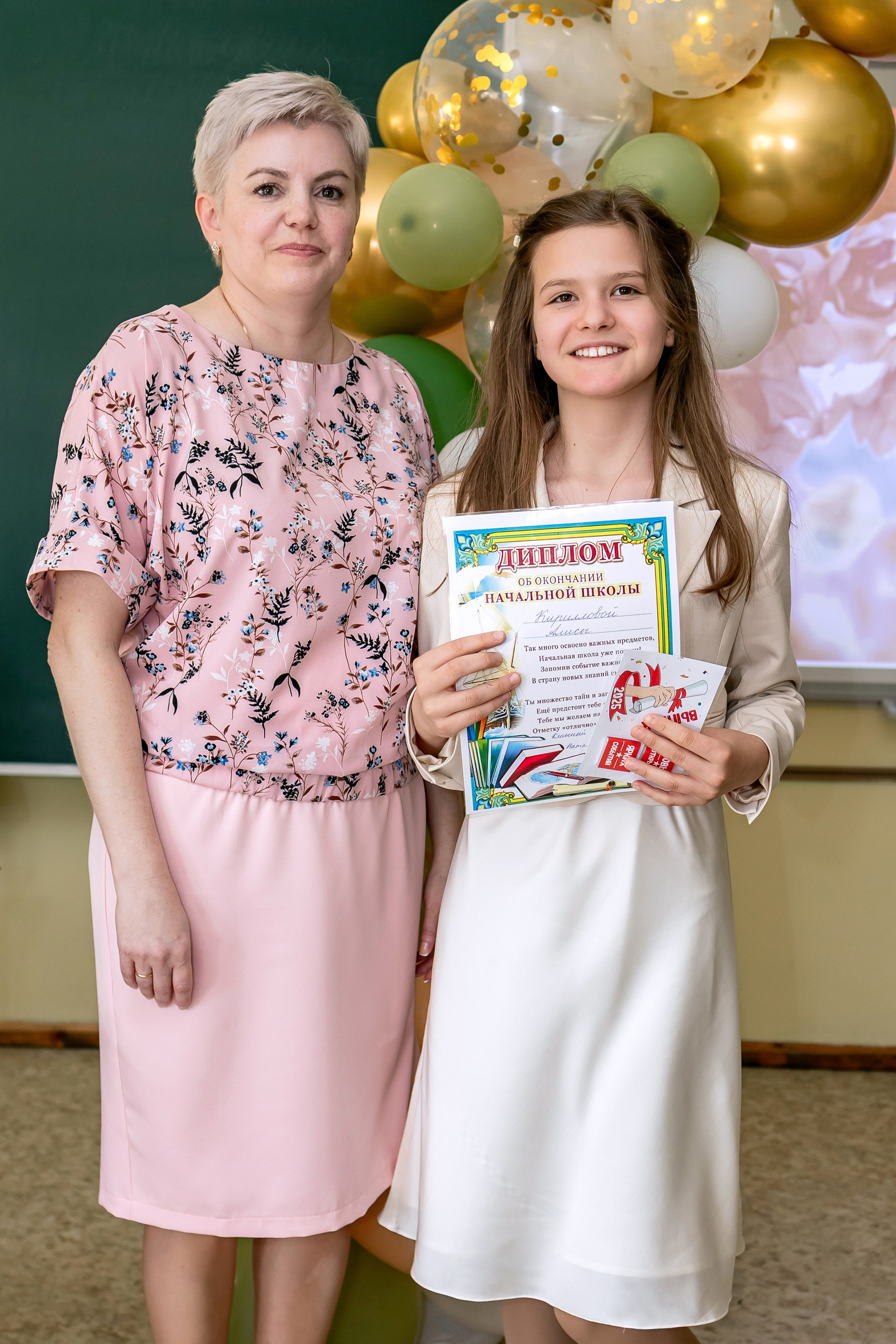 Выпускной в начальной школе в классе. Фотограф и видеограф Москва. Свадебный фотограф, видеограф. Выпускные альбомы. Оживающие альбомы