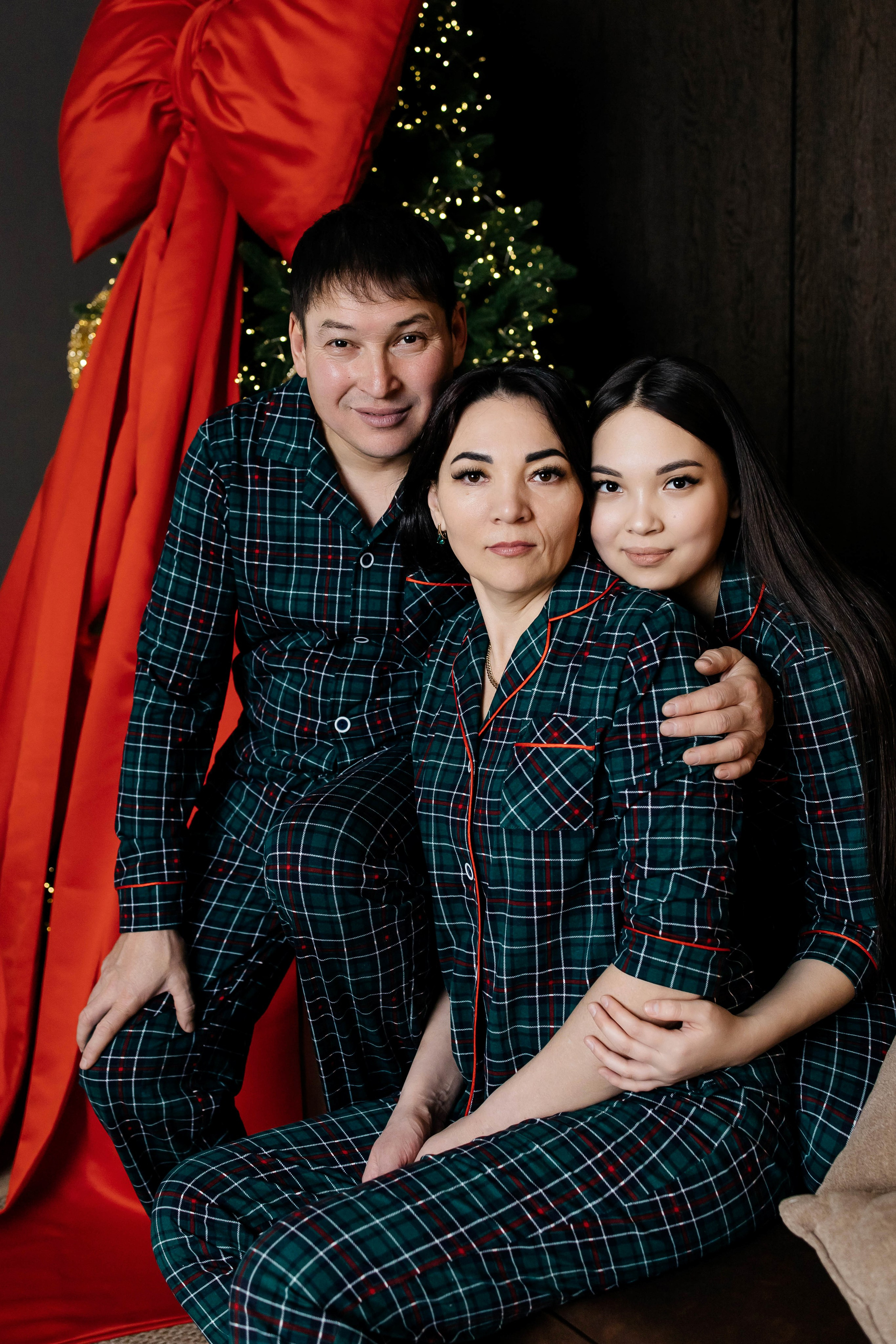 Семейная фотосессия Адия и Куан НГ 2026. Женский фотограф в Оренбурге Ирина Заводчикова