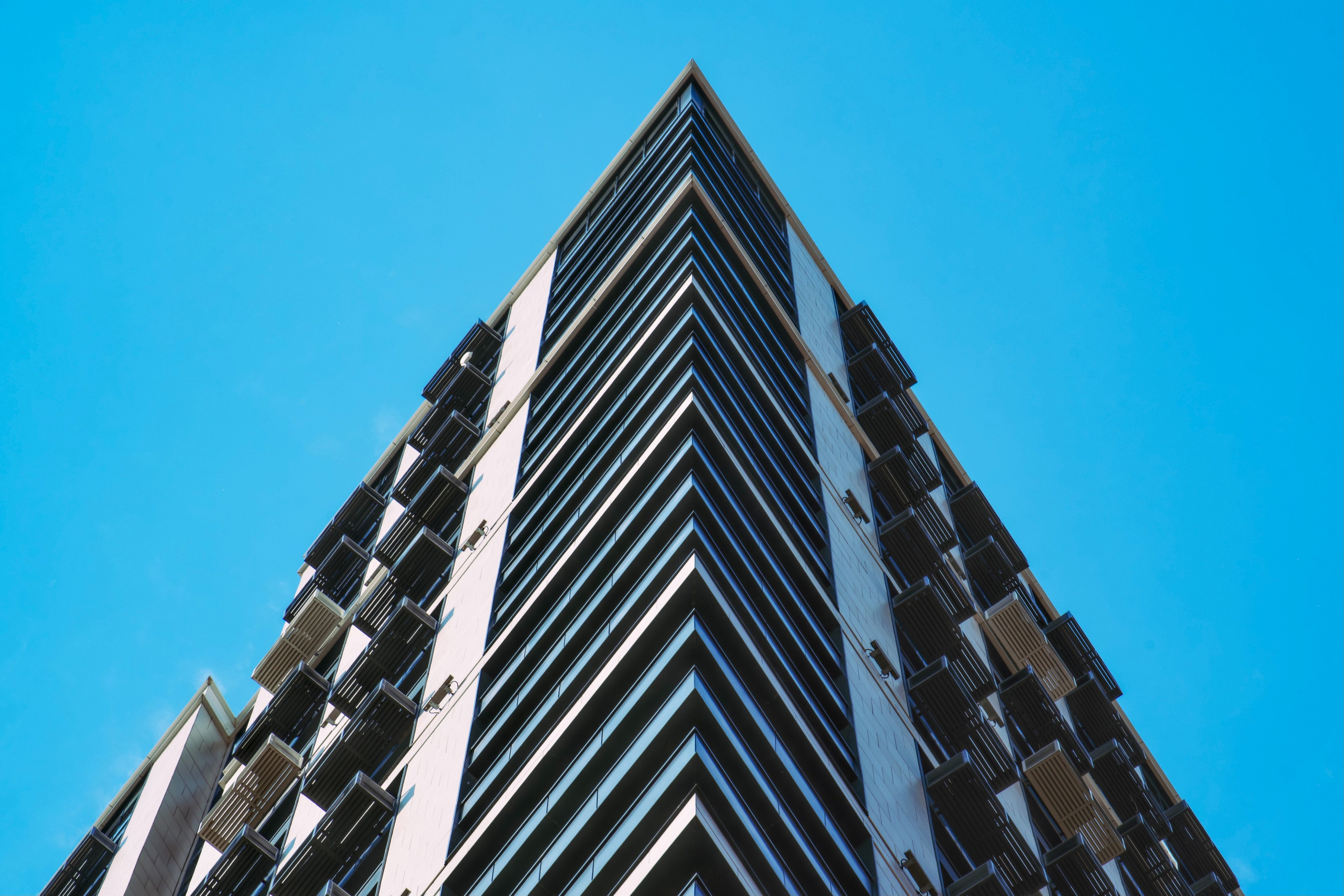 Угол зрения с земли на новостройку в Москве на Шелепихинской набережной