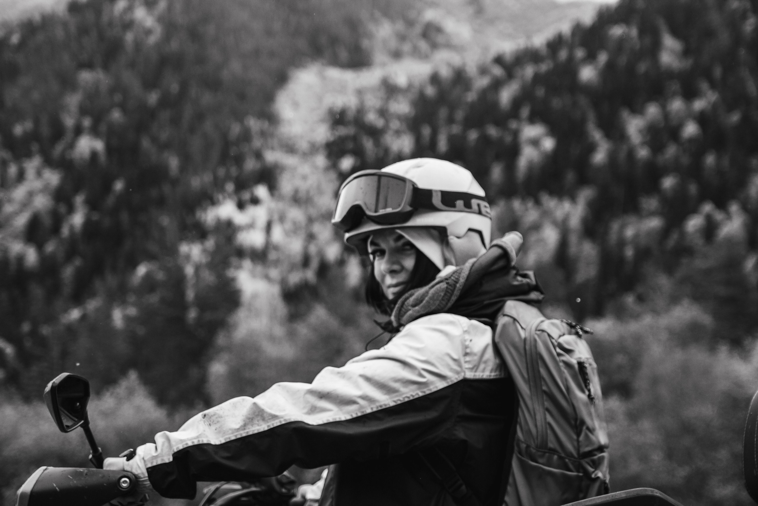 Девушка мчится по живописным горам вблизи села Архыз на квадроцикле, наслаждаясь свежим воздухом и захватывающими видами