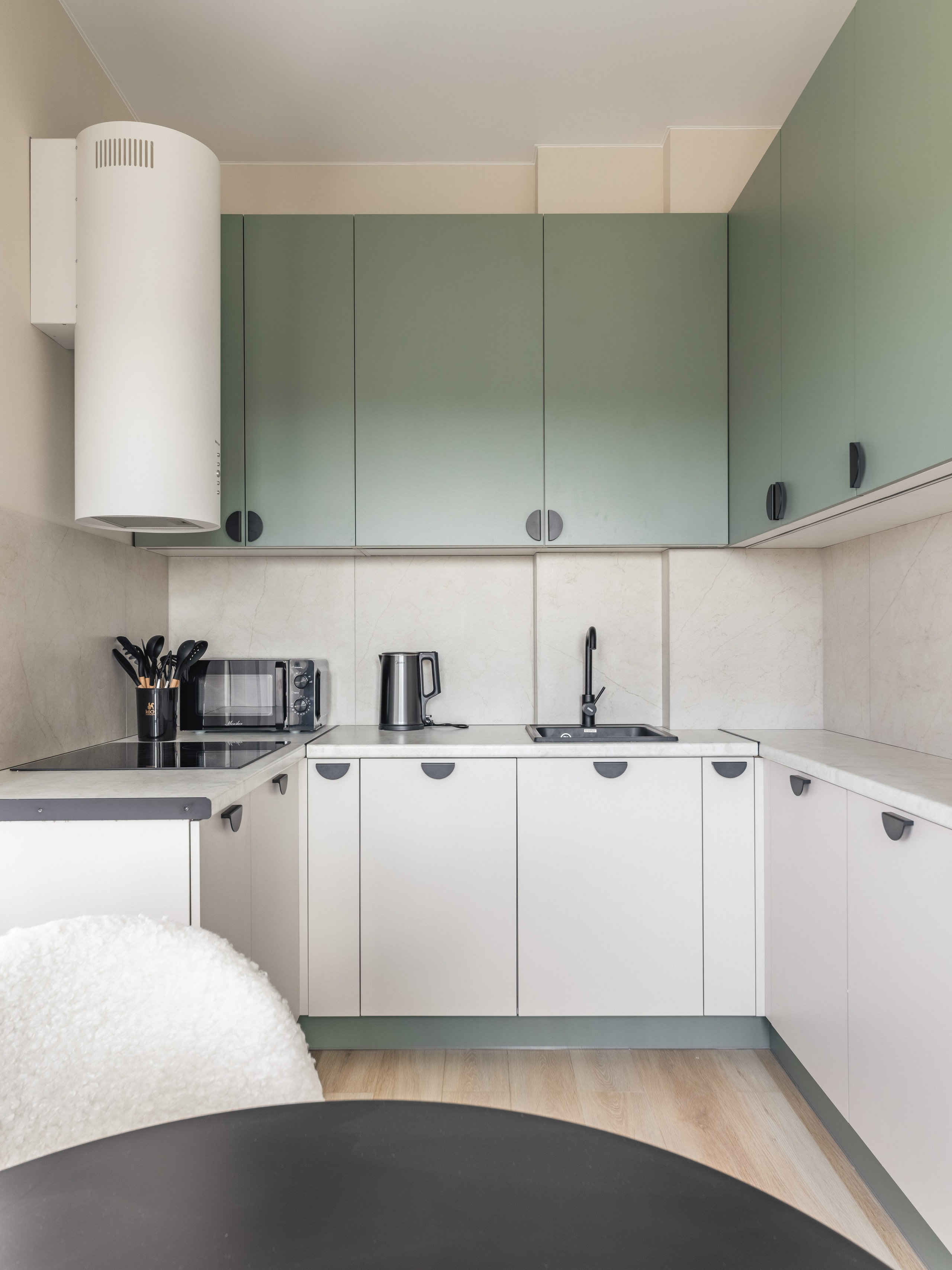 Яркий интерьер кухни ЖК Наследие дизайнер Ксения Новикова ksudsgn цветной акцент аренда Санкт-Петербург нестандартное планировочное решение