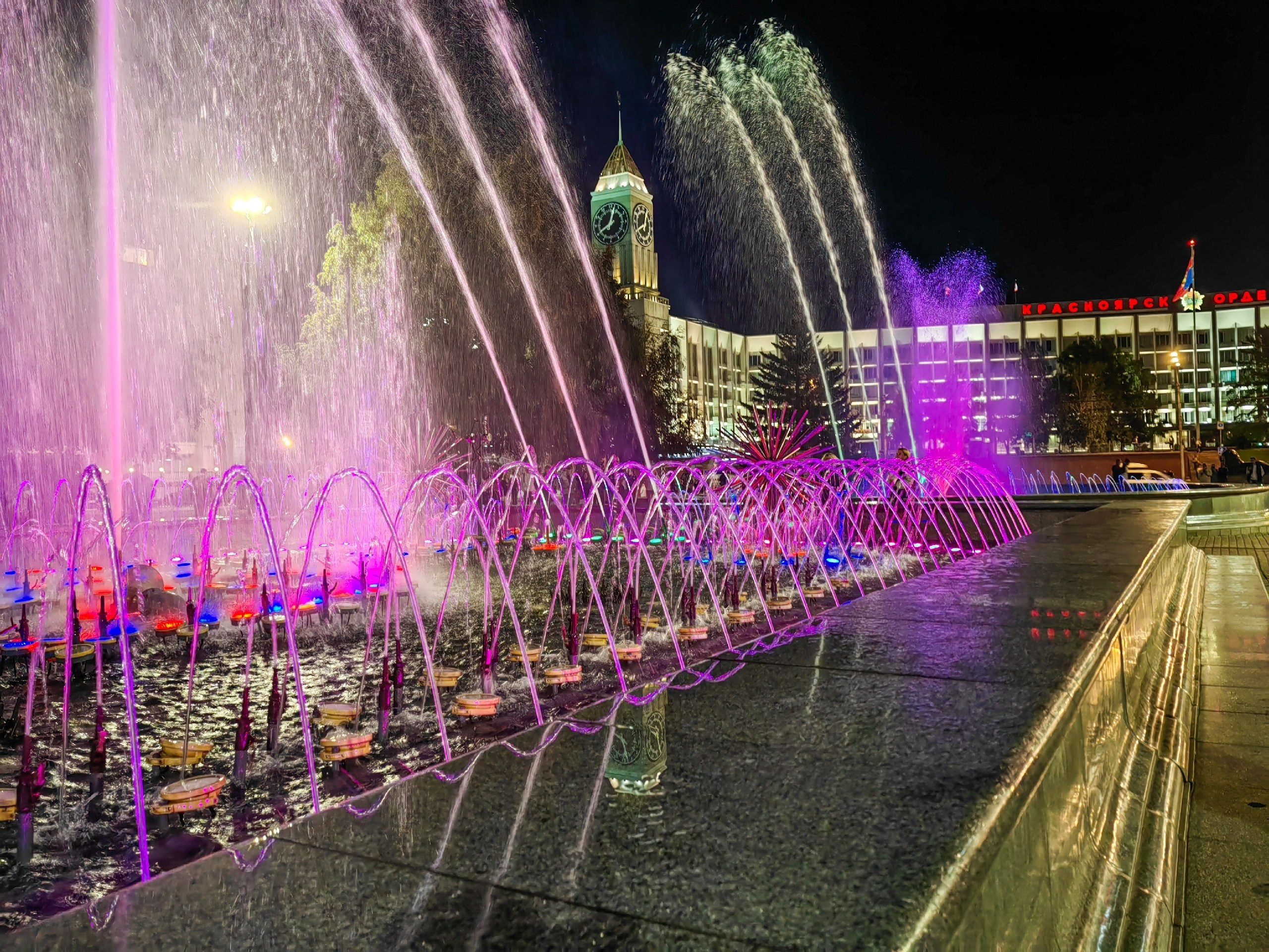 фонтаны на театральной площади Речной вокзал экскурсии Красноярск индивидуальный тур фото интересные места что посмотреть куда сходить что посетить достопримечательности Красноярска фототур фотосессия аренда кабриолета аренда микроавтобуса трансфер цена заказать экскурсию программа маршрут смотровые площадки видовые красивые места Национальный парк заповедник Столбы Дивногорск Красноярская ГЭС путешествие туристический маршрут место силы Часовня Параскевы Пятницы Коммунальный мост остров Татышев Бобровый лог Николаевская сопка набережная Енисея село Овсянка музей Астафьева Караульная гора Виноградовский мост гид экскурсовод индивидуальная экскурсия фотосъемка виды на Енисей фанпарк Бобровый лог парк флоры и фауны Роев ручей Торгашинский хребет скала Такмак вантовый мост куда сходить цены расписание заказать онлайн экскурсионное обслуживание трансфер на комфортабельном автобусе