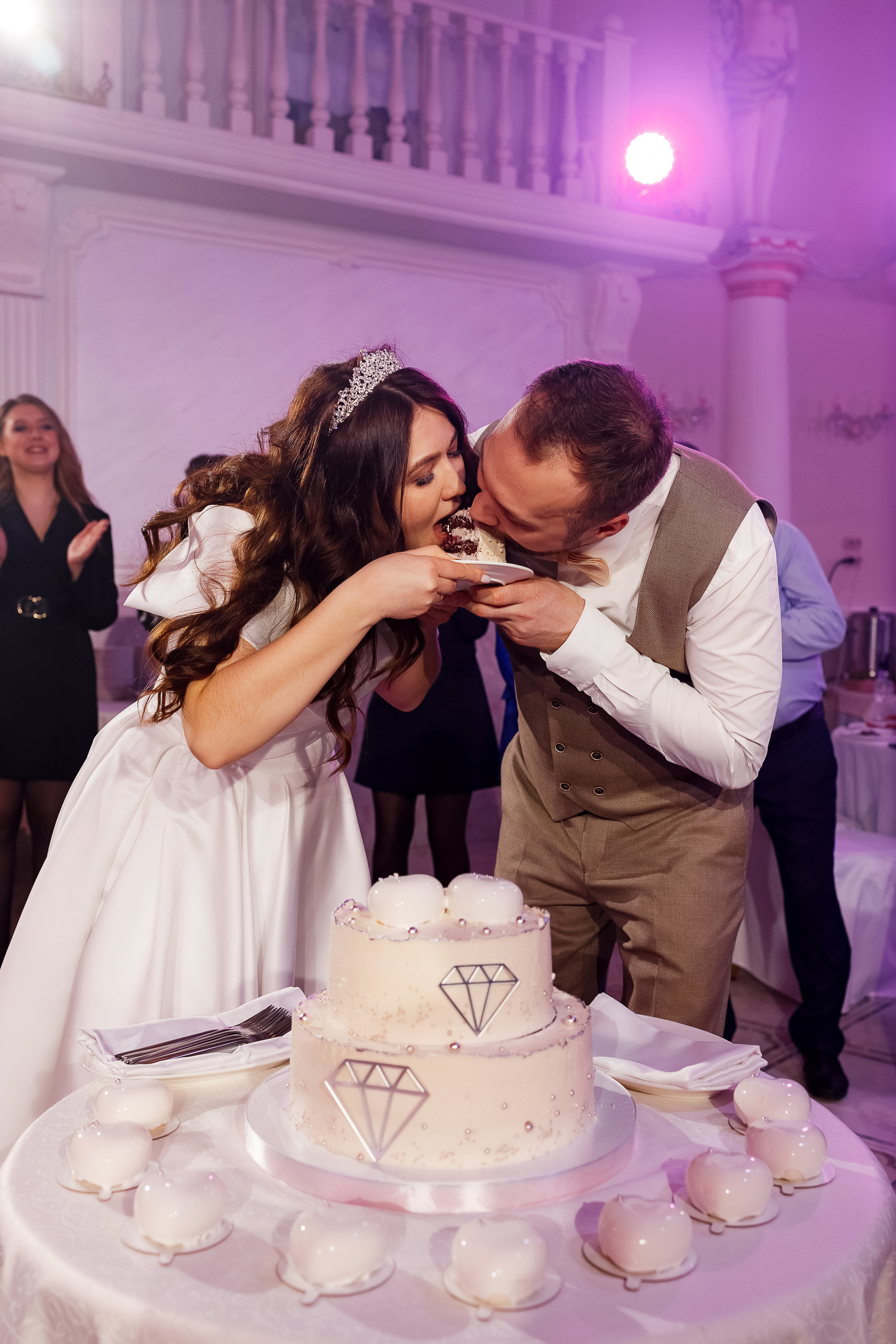 Нежное утро невесты в уютном номере гостиницы. Олег Сверчков | Свадебный фотограф Вологда