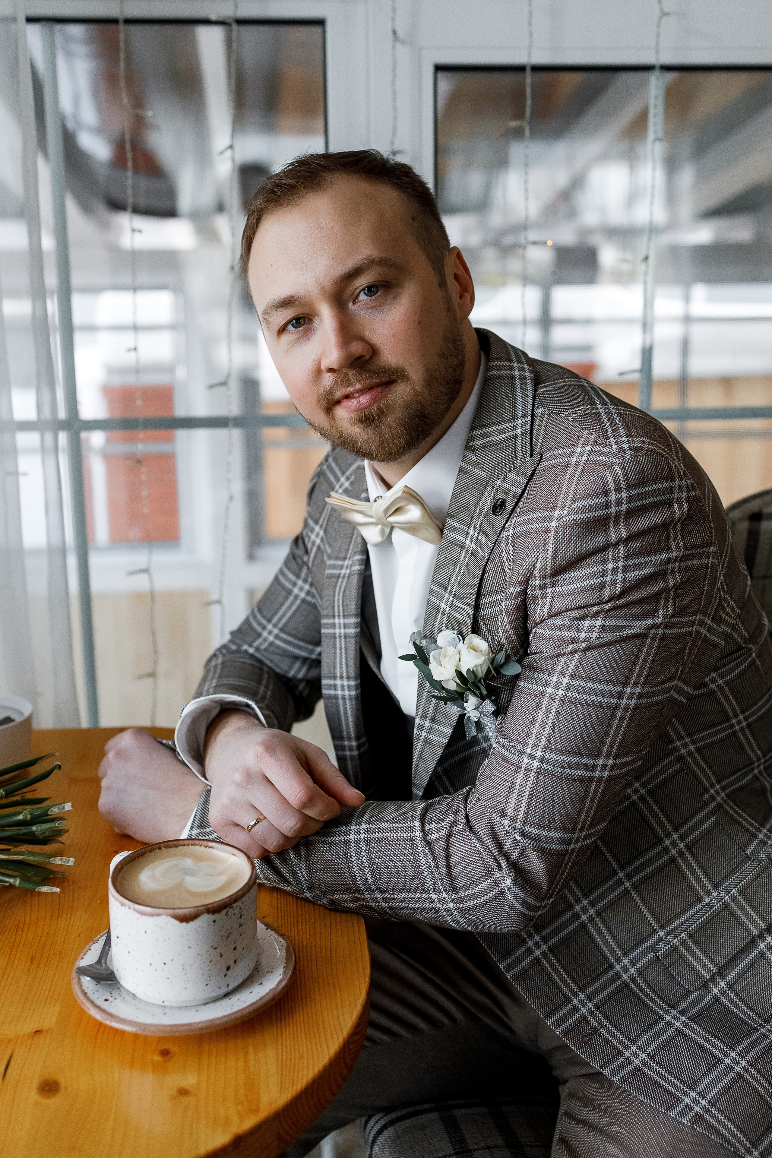 Нежное утро невесты в уютном номере гостиницы. Олег Сверчков | Свадебный фотограф Вологда