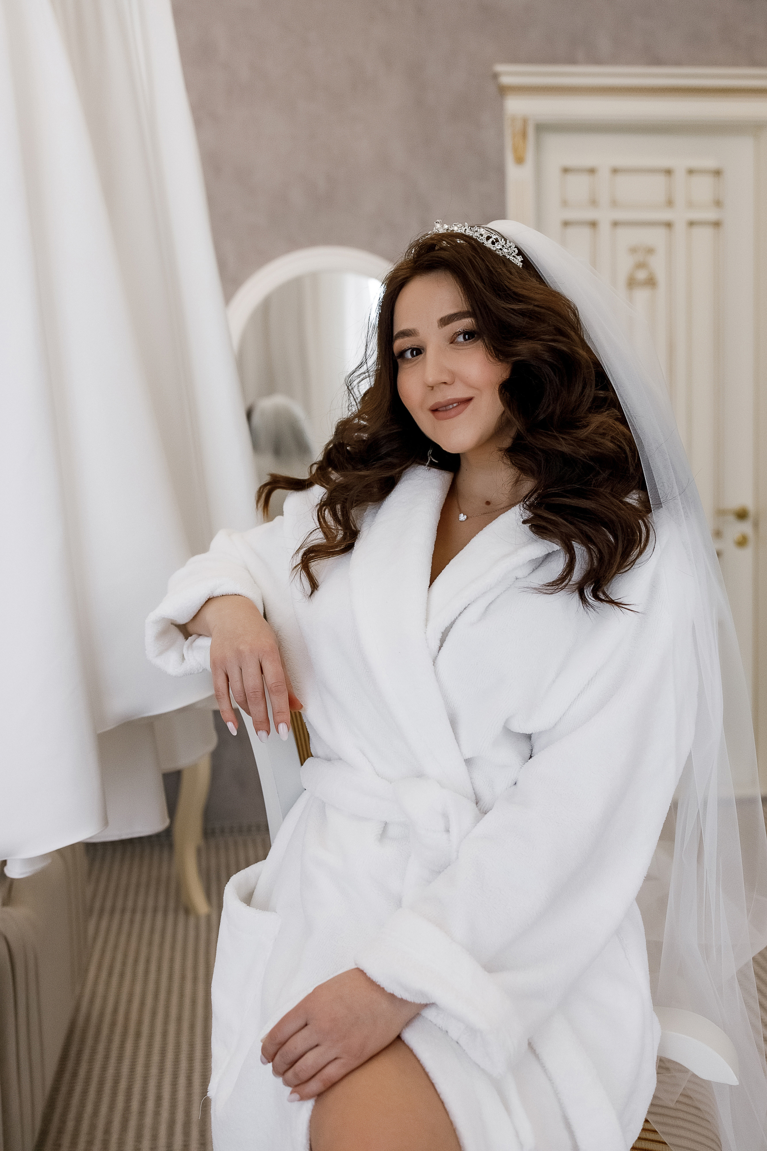 Нежное утро невесты в уютном номере гостиницы. Олег Сверчков | Свадебный фотограф Вологда