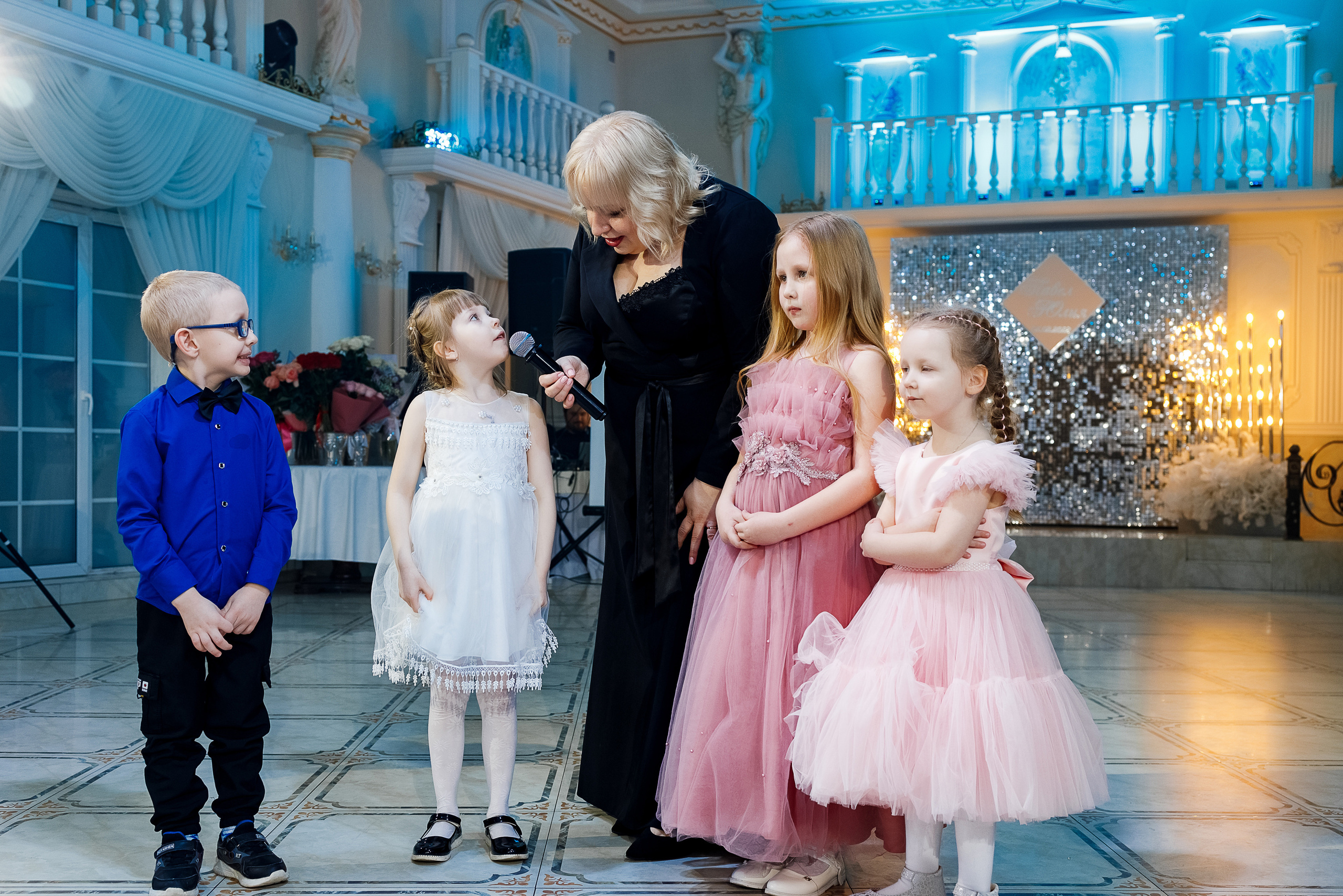 Нежное утро невесты в уютном номере гостиницы. Олег Сверчков | Свадебный фотограф Вологда