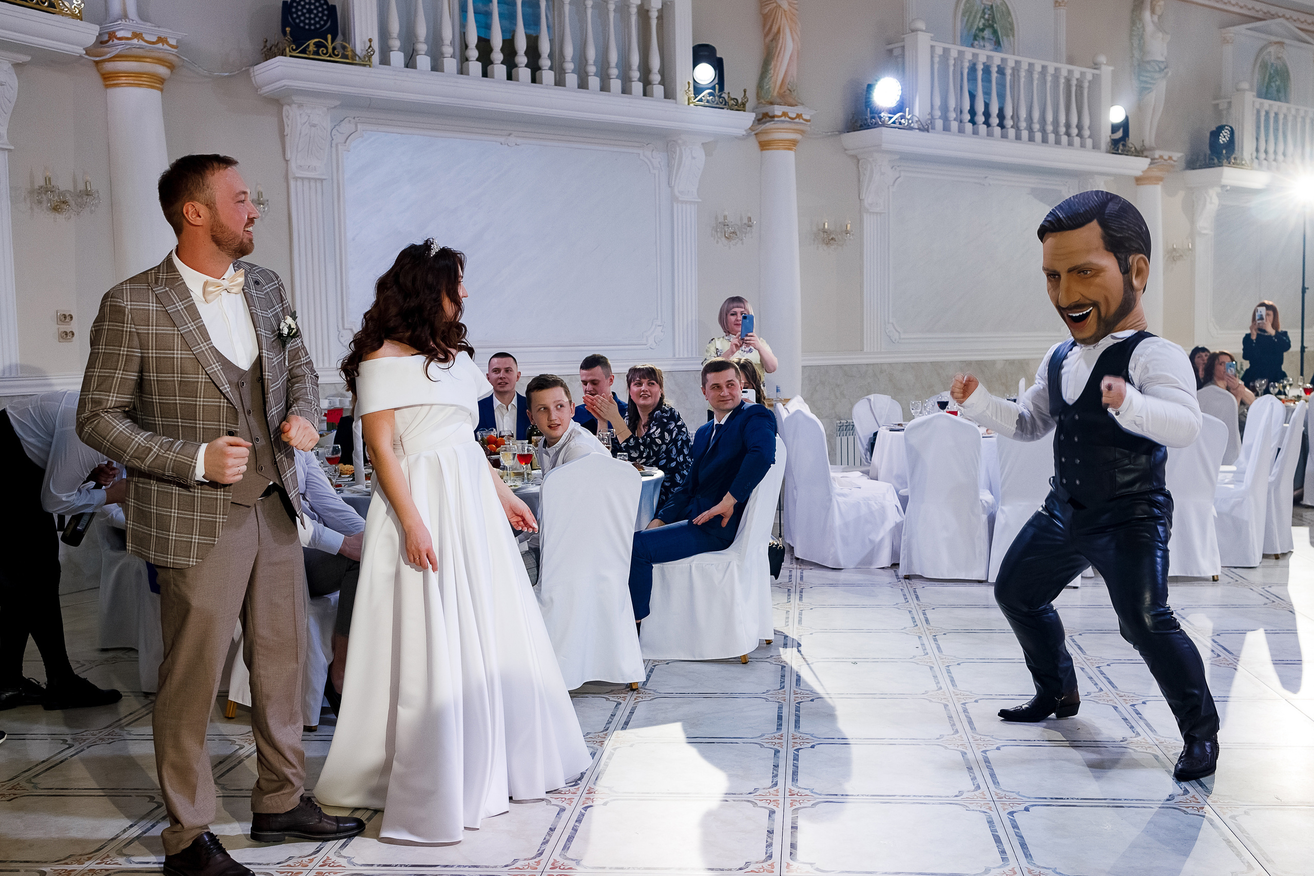 Нежное утро невесты в уютном номере гостиницы. Олег Сверчков | Свадебный фотограф Вологда