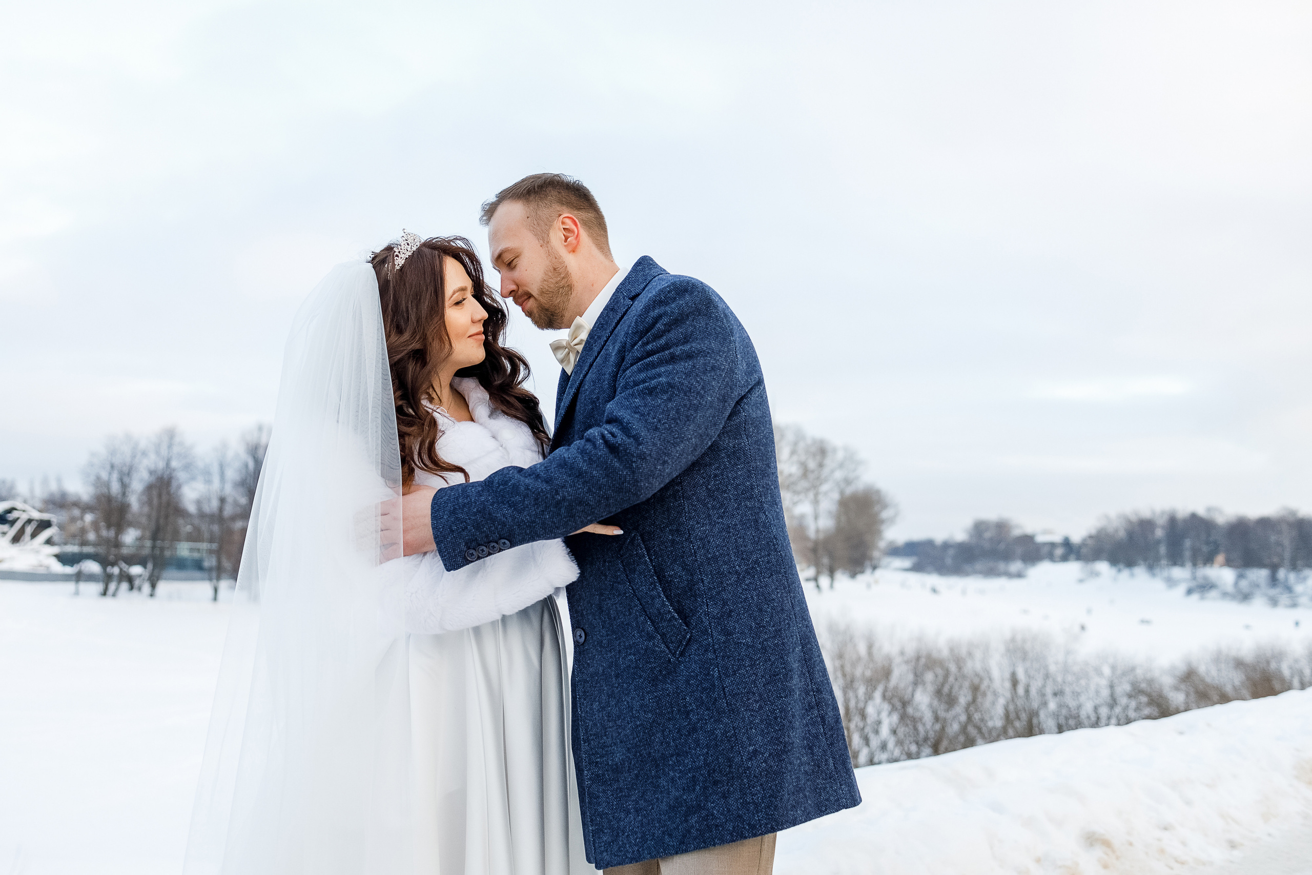 Нежное утро невесты в уютном номере гостиницы. Олег Сверчков | Свадебный фотограф Вологда