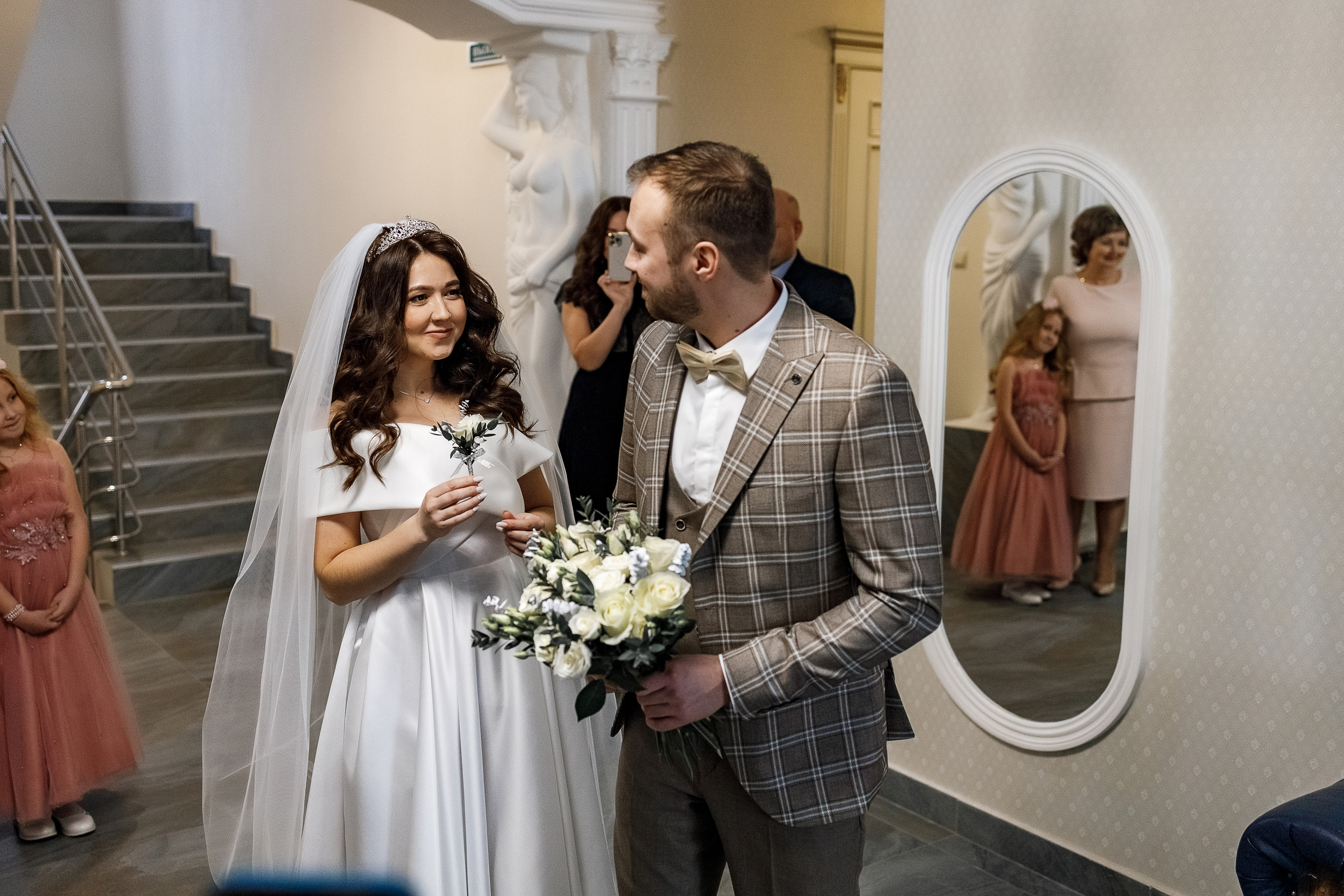 Нежное утро невесты в уютном номере гостиницы. Олег Сверчков | Свадебный фотограф Вологда