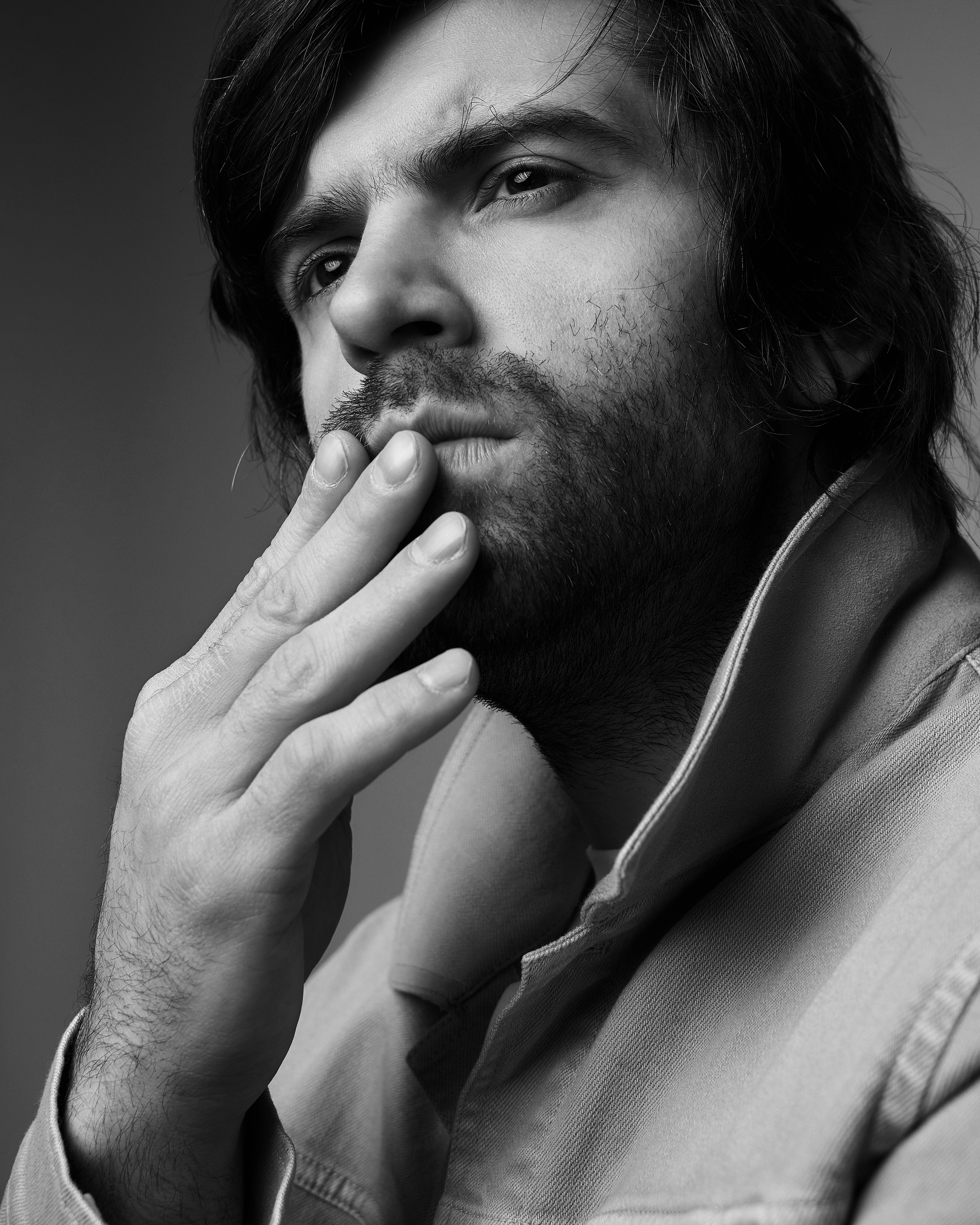 Классический мужской портрет на сером фоне