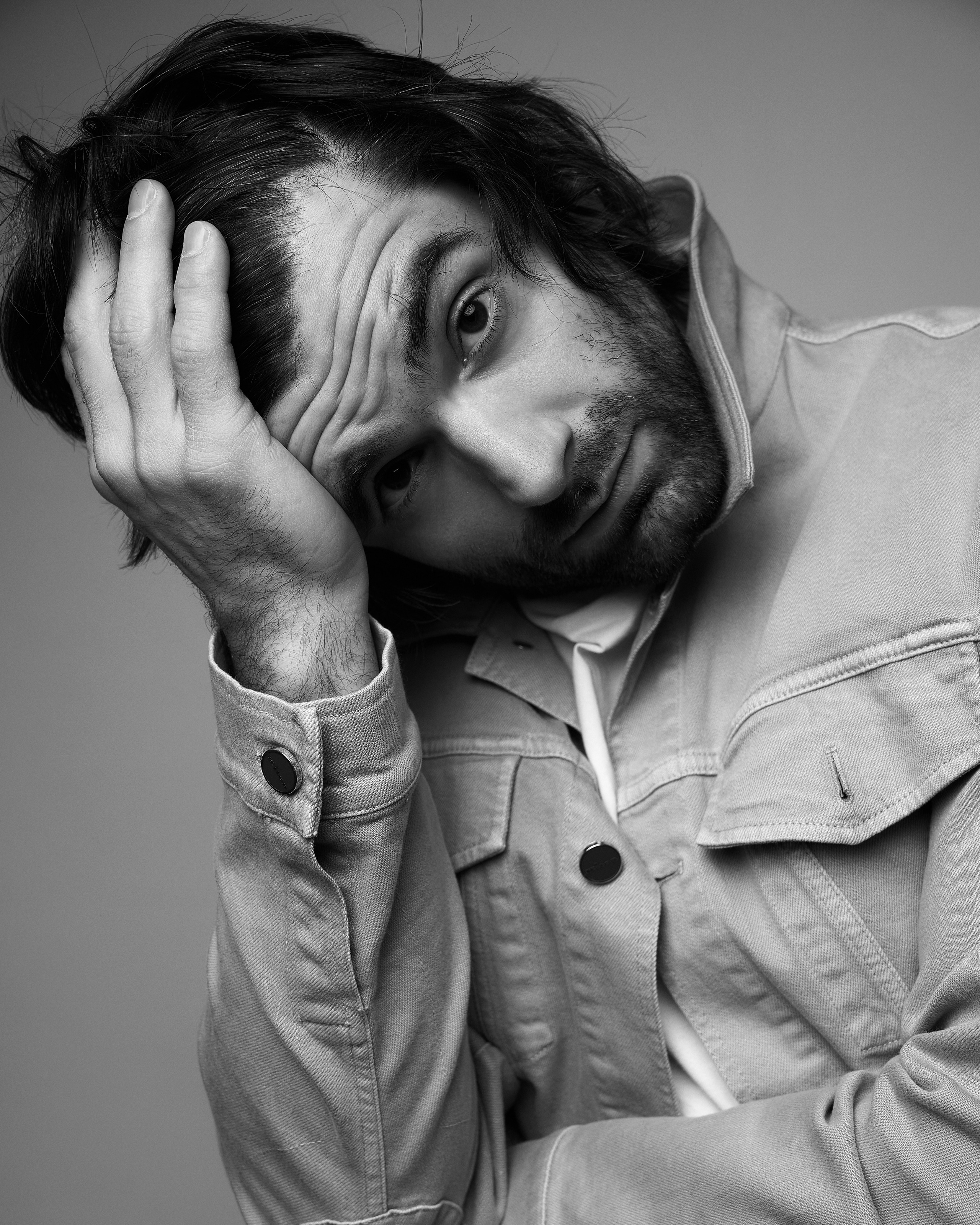 Эмоциональный мужской портрет на сером фоне