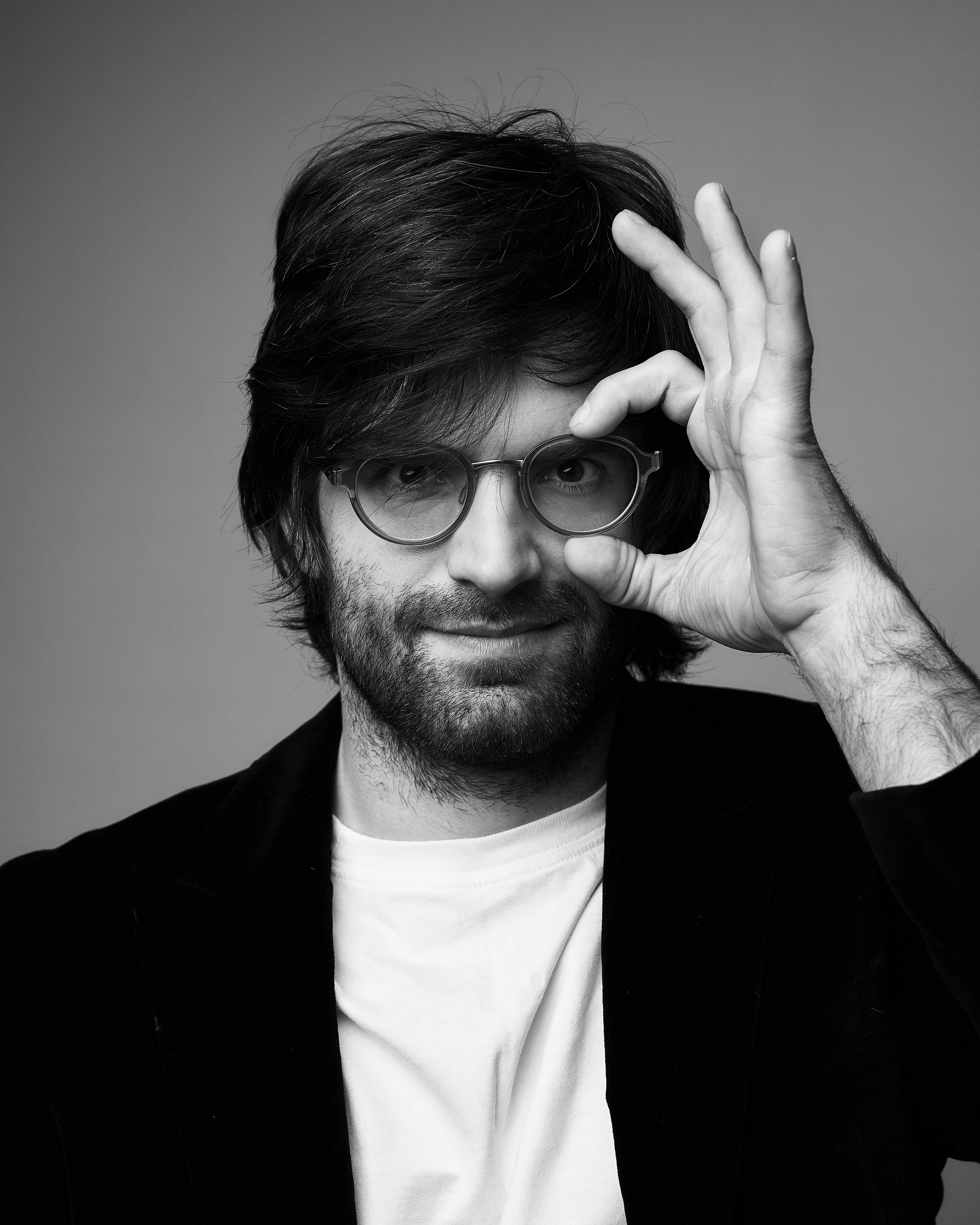 Деловой мужской портрет на сером фоне